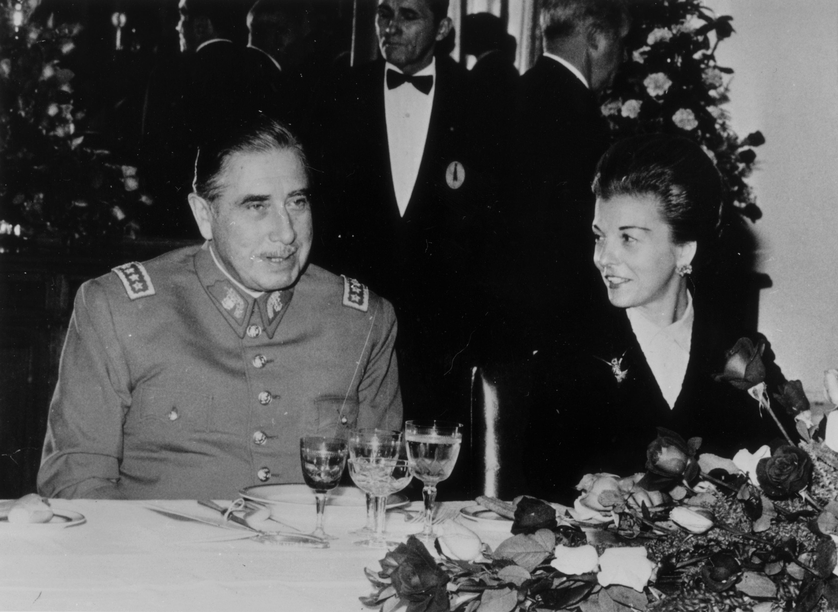Augusto Pinchet y María Estela Martínez de Perón, durante una ceremonia en honor al dictador chileno, en Buenos Aires, en 1975.