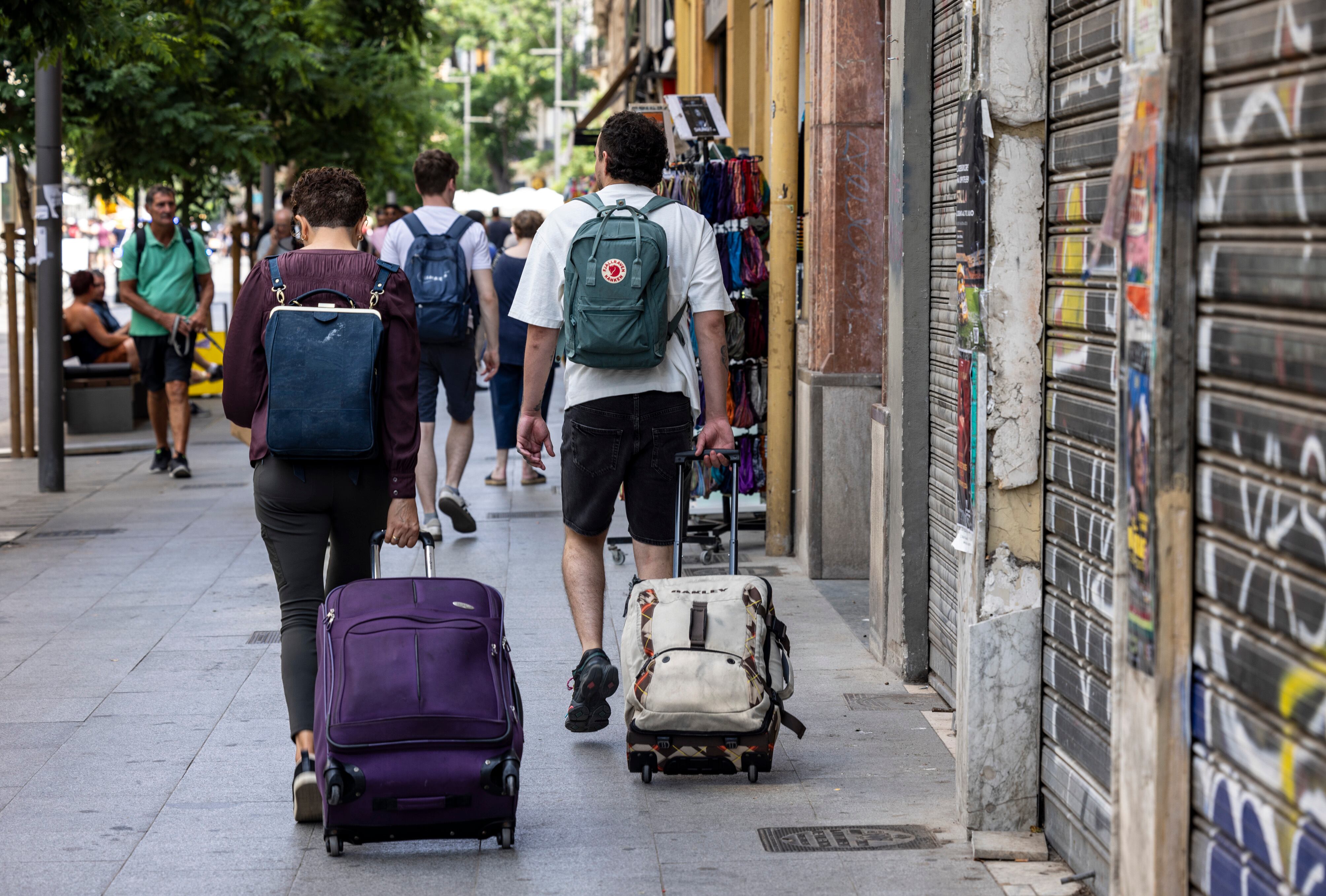 Turistas con maletas en Valencia