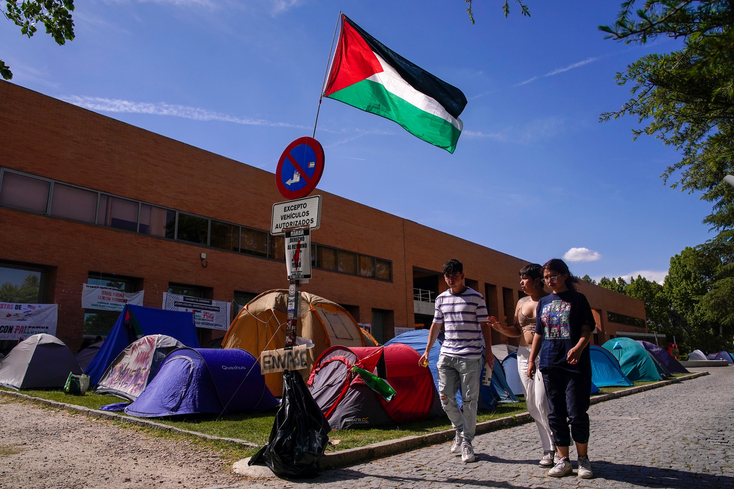 Estudiantes universitarios en la acampada en apoyo a Gaza de la Universidad Complutense, el 11 de mayo en Madrid.