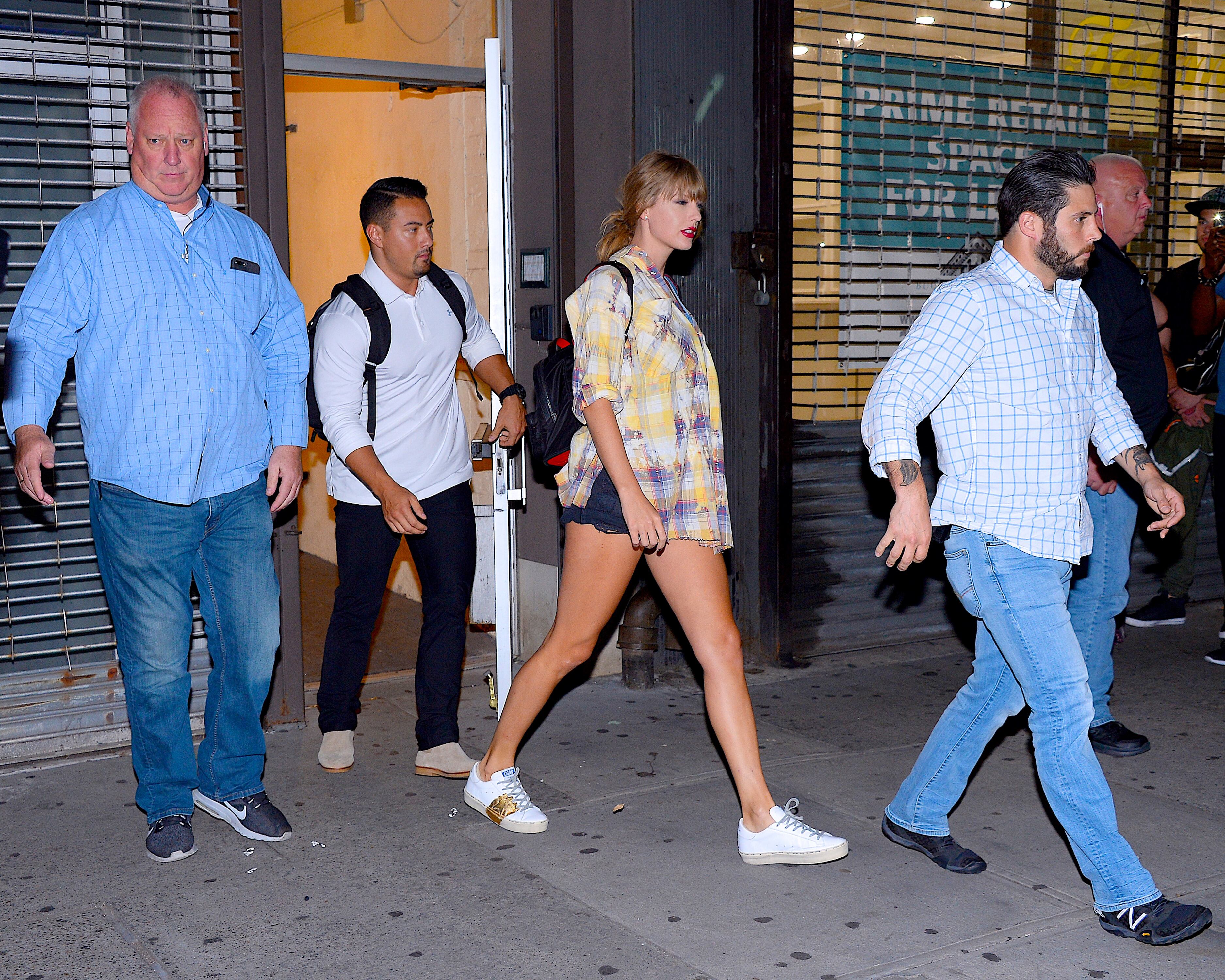 Taylor Swift calza las deportivas de lujo Golden Goose