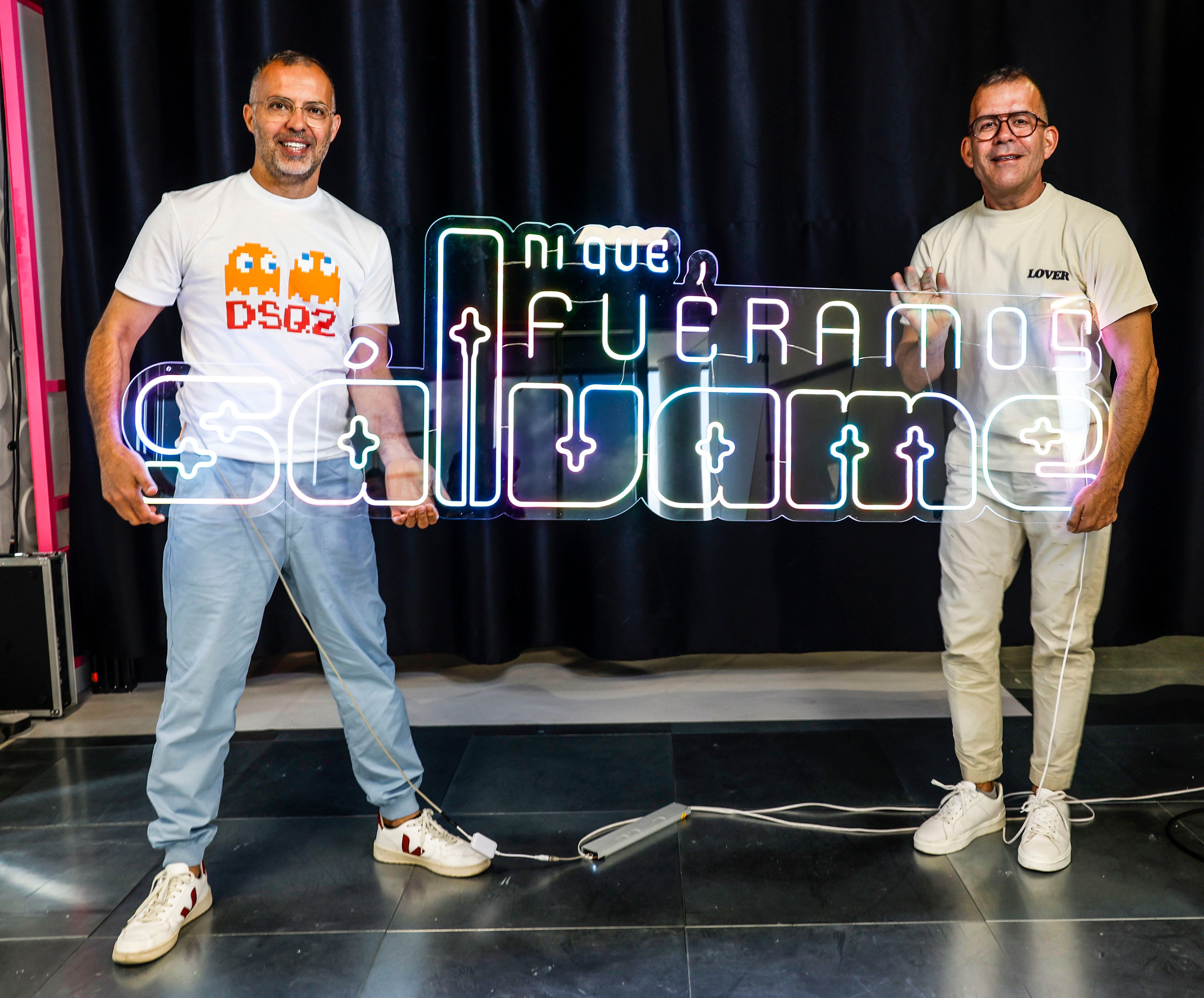 Óscar Cornejo y Adrián Madrid, responsables de Fabricantes Studio y creadores de 'Ni que fuéramos Sálvame', en el futuro plató del programa en las oficinas de su productora el pasado martes 30 de abril.