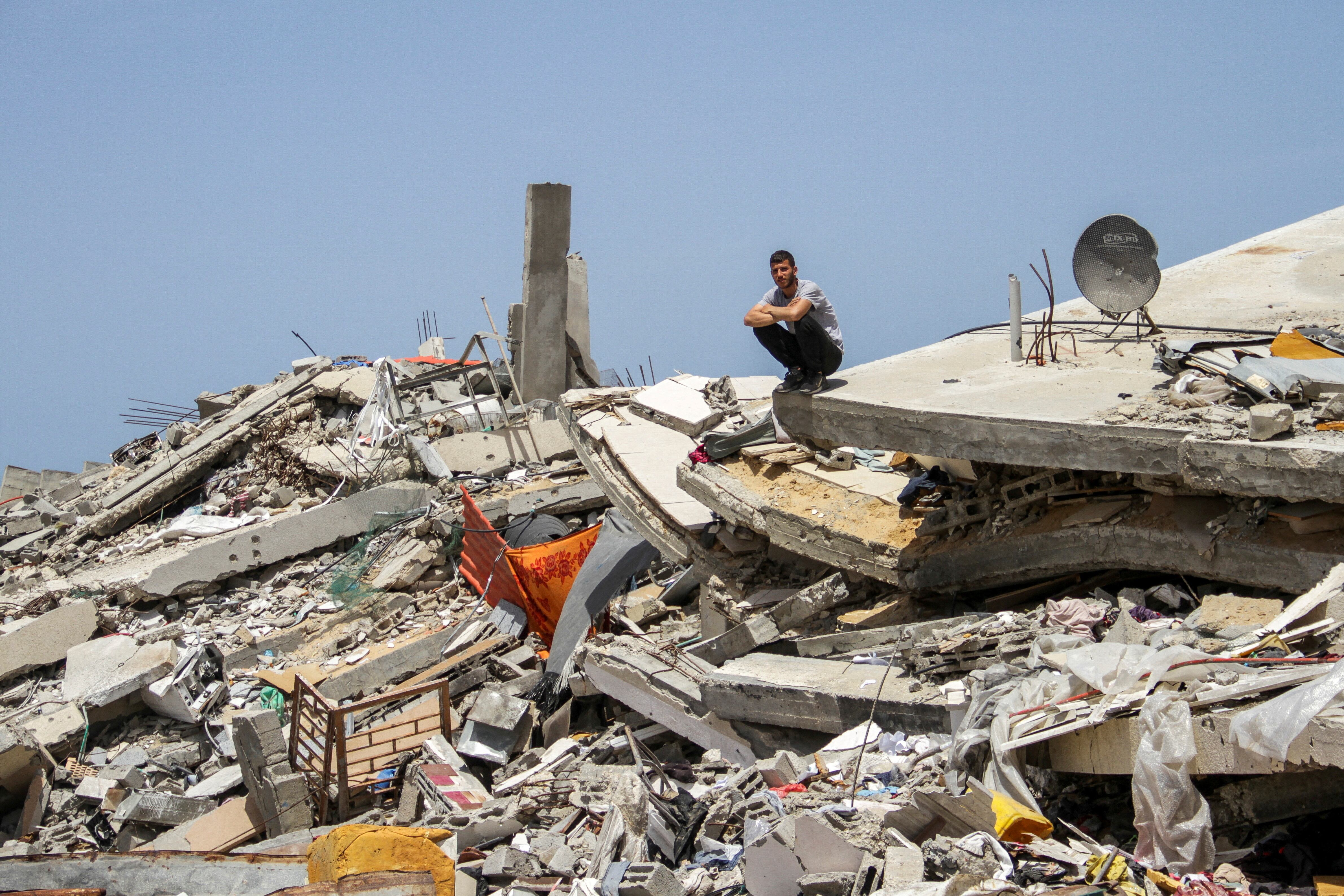 Un palestino se sienta sobre los escombros de una casa destruida por los ataques israelíes, en el norte de la Franja de Gaza, el 22 de abril de 2024.
