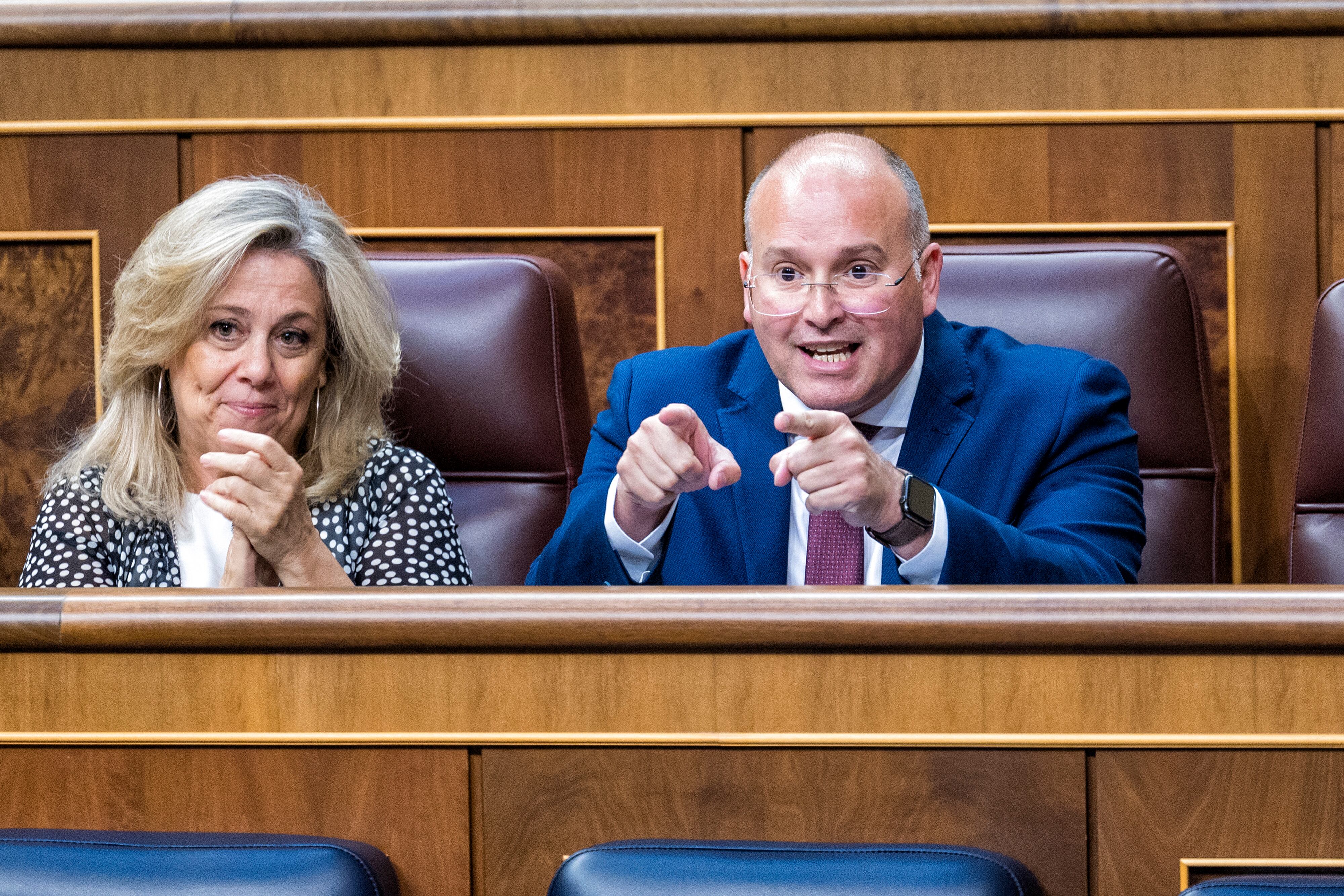 Miguel Tellado, portavoz del PP, junto a la diputada Macarena Montesinos, durante el debate de este jueves en el pleno del Congreso.