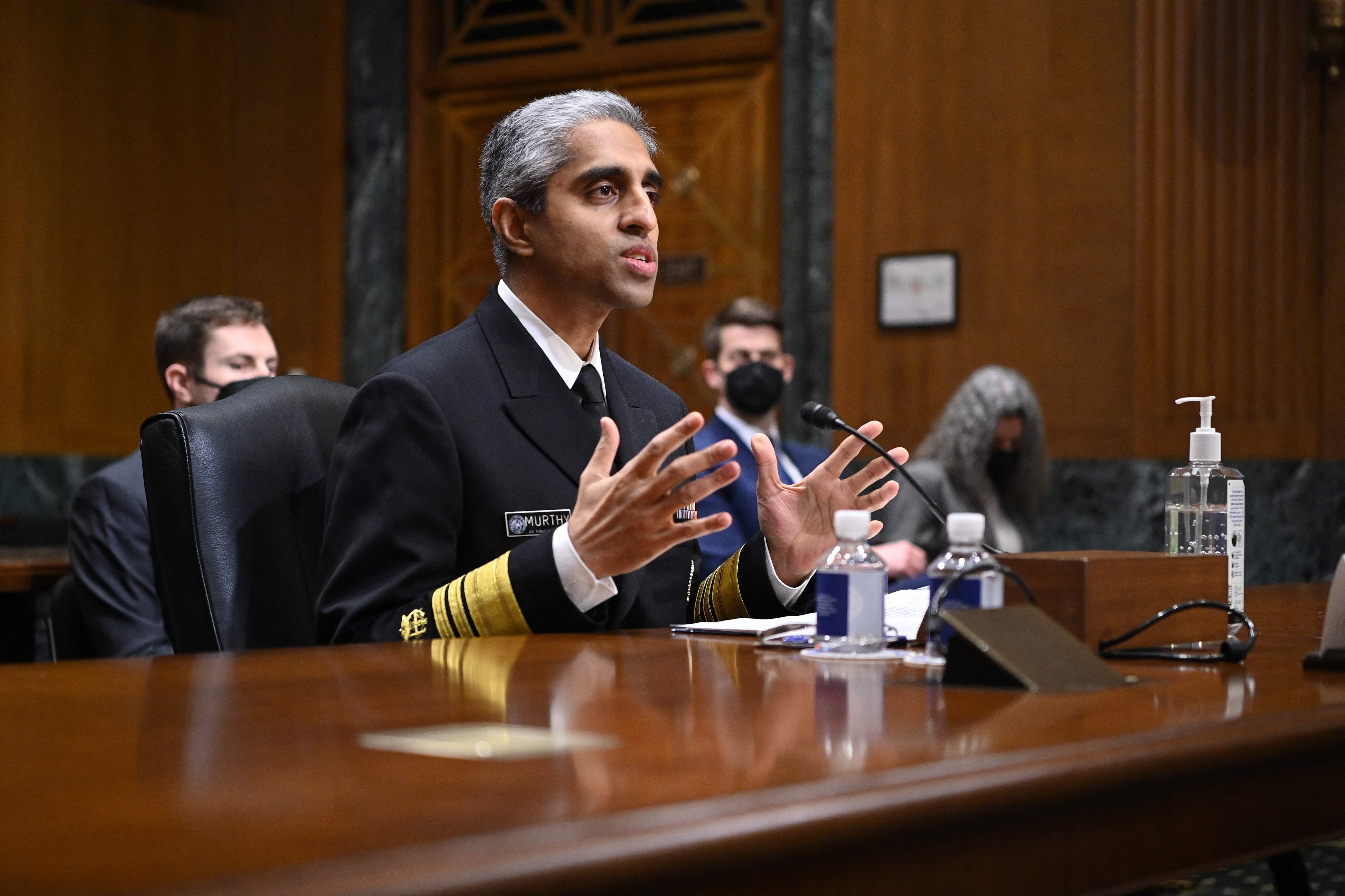 El cirujano general de EE UU, Vivek Murthy, testifica en el Senado sobre salud mental juvenil, en el Capitolio de Washington, DC, en febrero de 2022.