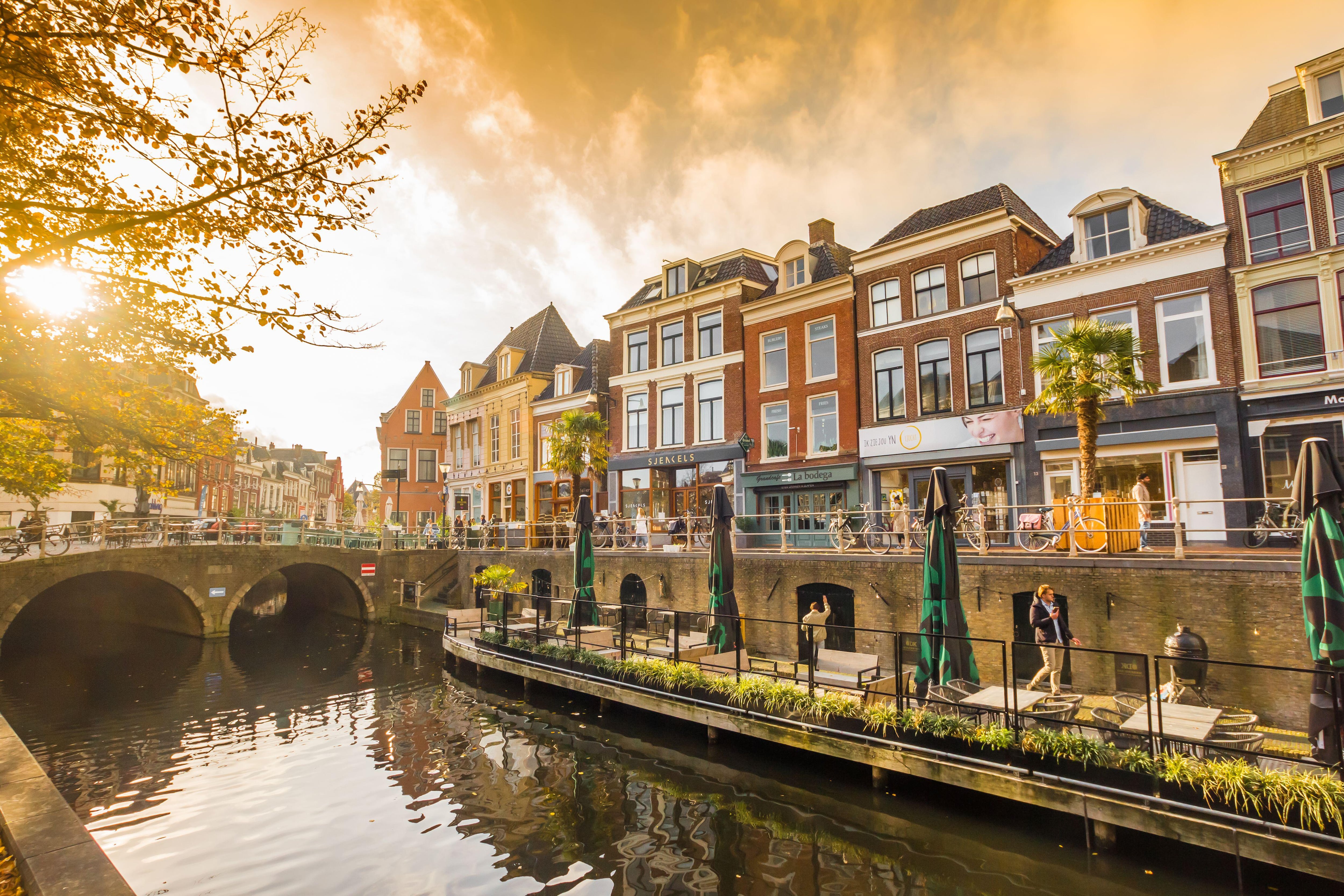 Atardecer en un canal de la ciudad de Leeuwarden, capital de la región de Frisia, en los Países Bajos.