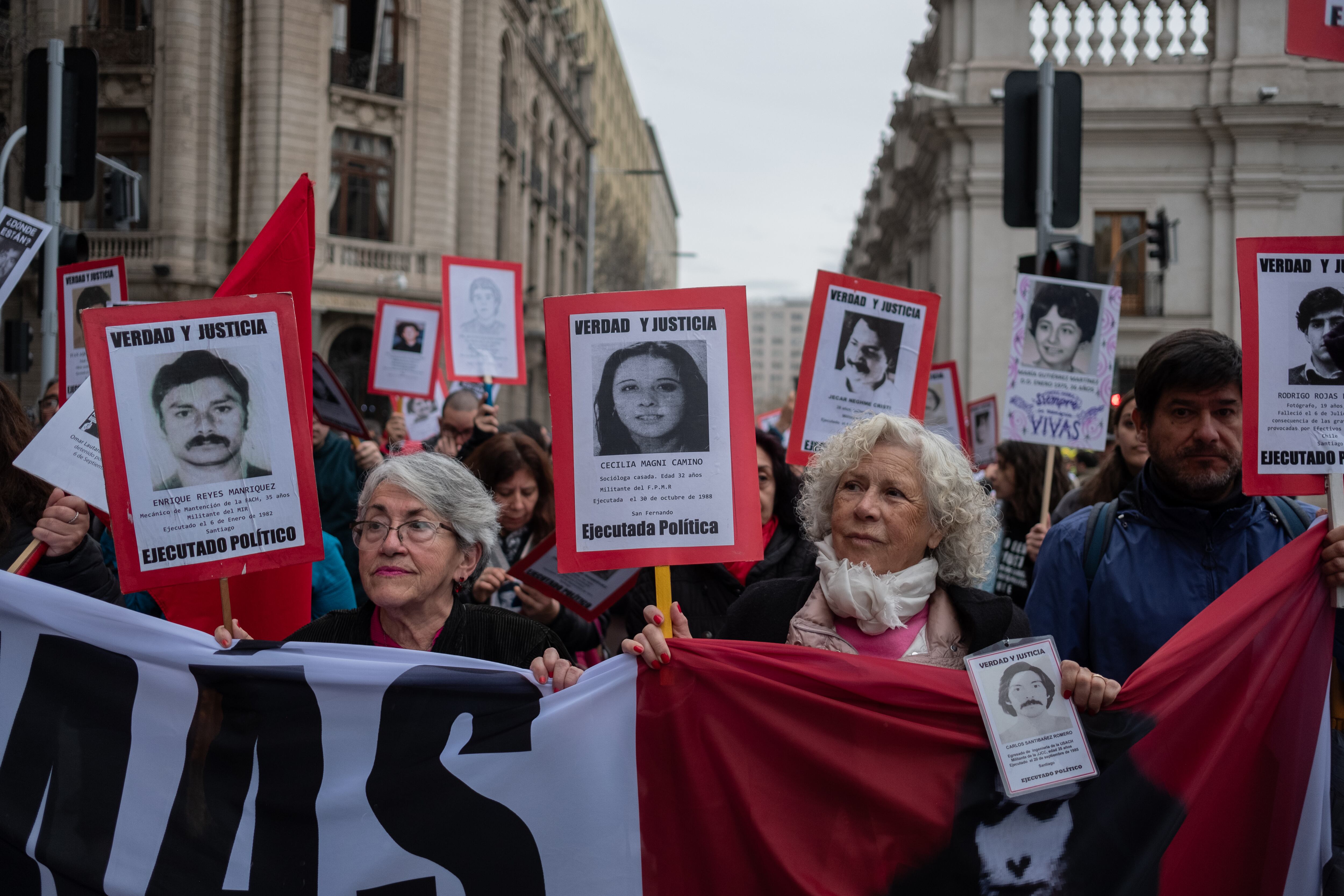 Manifestantes se dirigen hacia el Cementerio General en Santiago de Chile por la conmemoración de los 50 años del golpe de estado, en septiembre de 2023.
