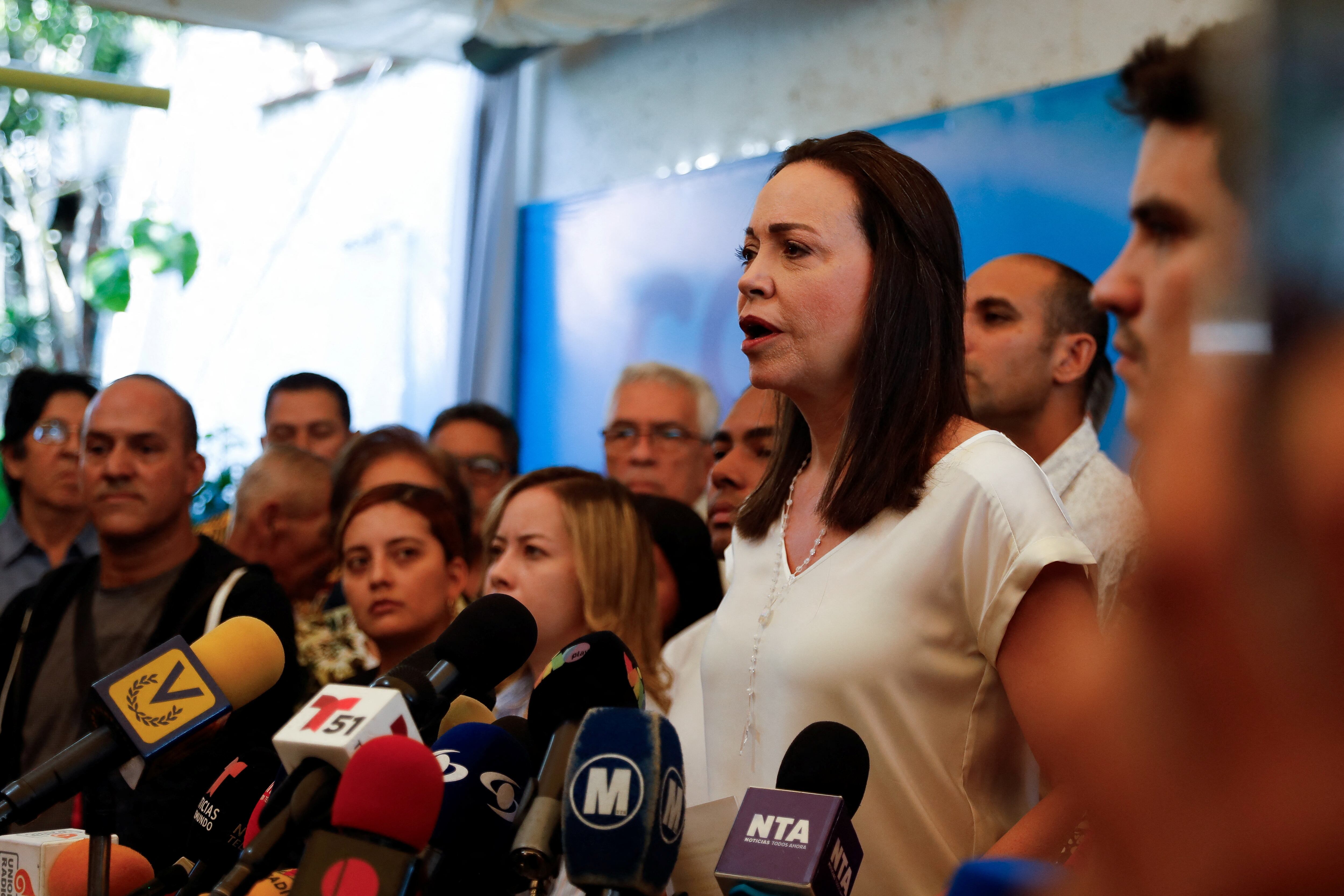 María Corina Machado, with members of her team at a press conference this Tuesday in Caracas.