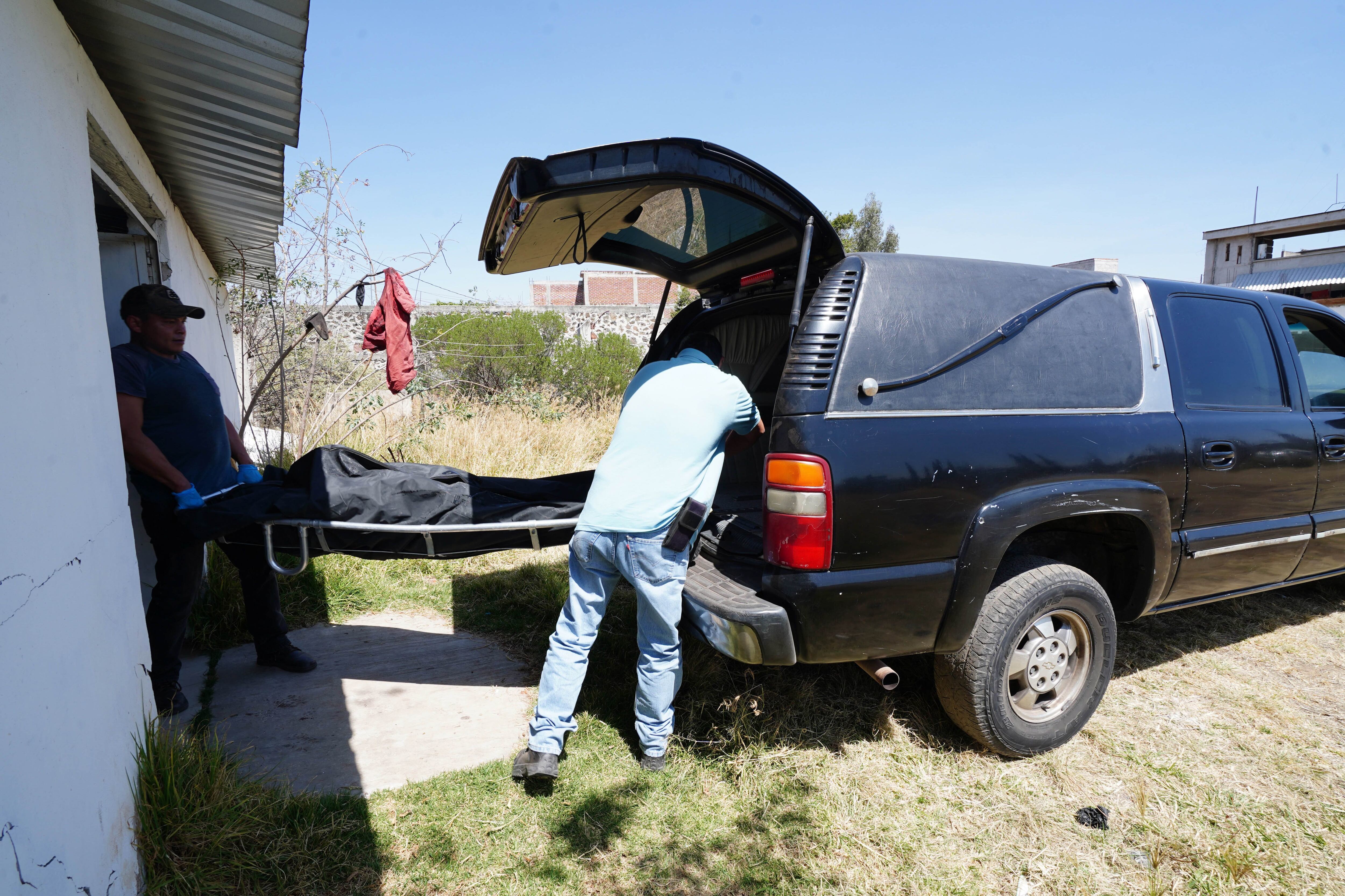 The body of Armando Pérez Luna, PAN candidate for mayor of Maravatío, being placed in the hearse on February 27.