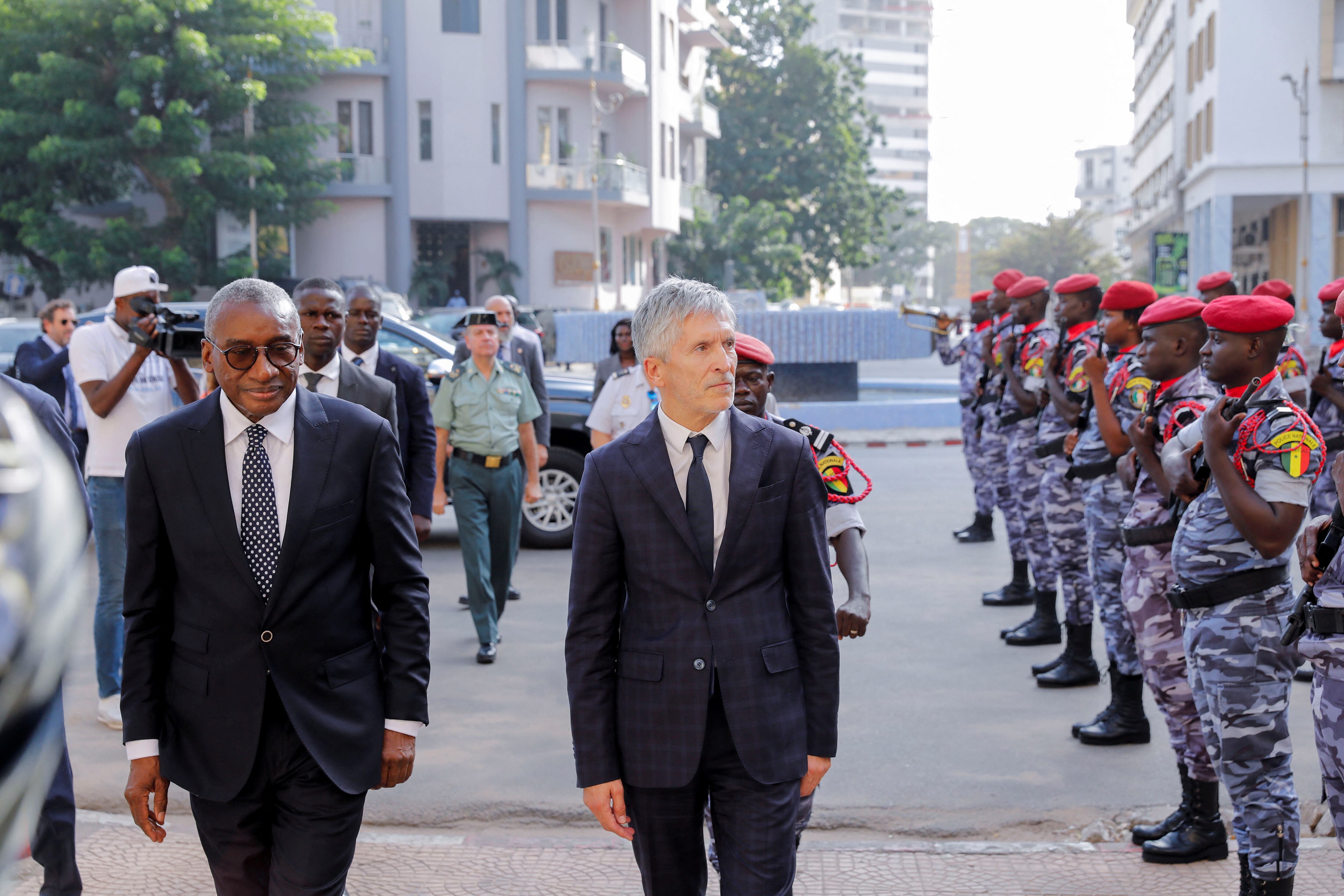 El ministro del Interior de Senegal, Sidiki Kaba, junto a su homólogo español, Fernando Grande-Marlaska, este lunes en Dakar.