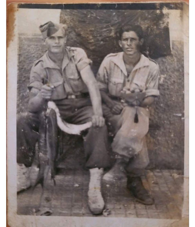 Vicente López Nieto with a comrade during the Battle of the Ebro, in an image provided by his granddaughter, Amalia Barrajón López, to the Virtual Museum of the Spanish Civil War.