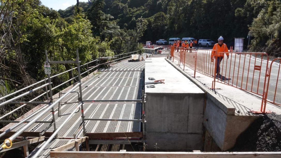 An example of the “Mangamuka wall” construction method used to rebuild the highway at 15 critical slip sites. (Source: RNZ/Peter de Graaf).