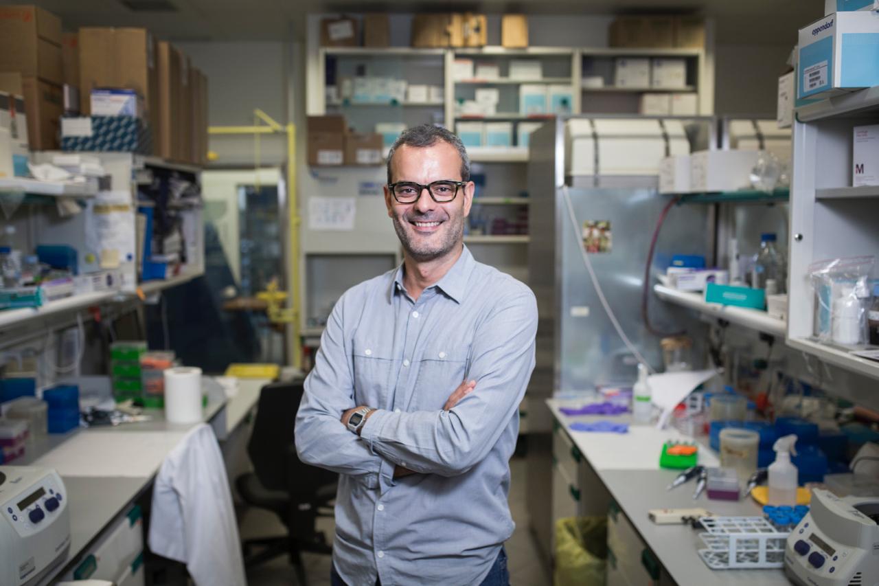 Salvador Aznar-Benitah, head of the Aging and Metabolism Program at the Barcelona Biomedical Research Institute (IRB), in the research center's laboratories.