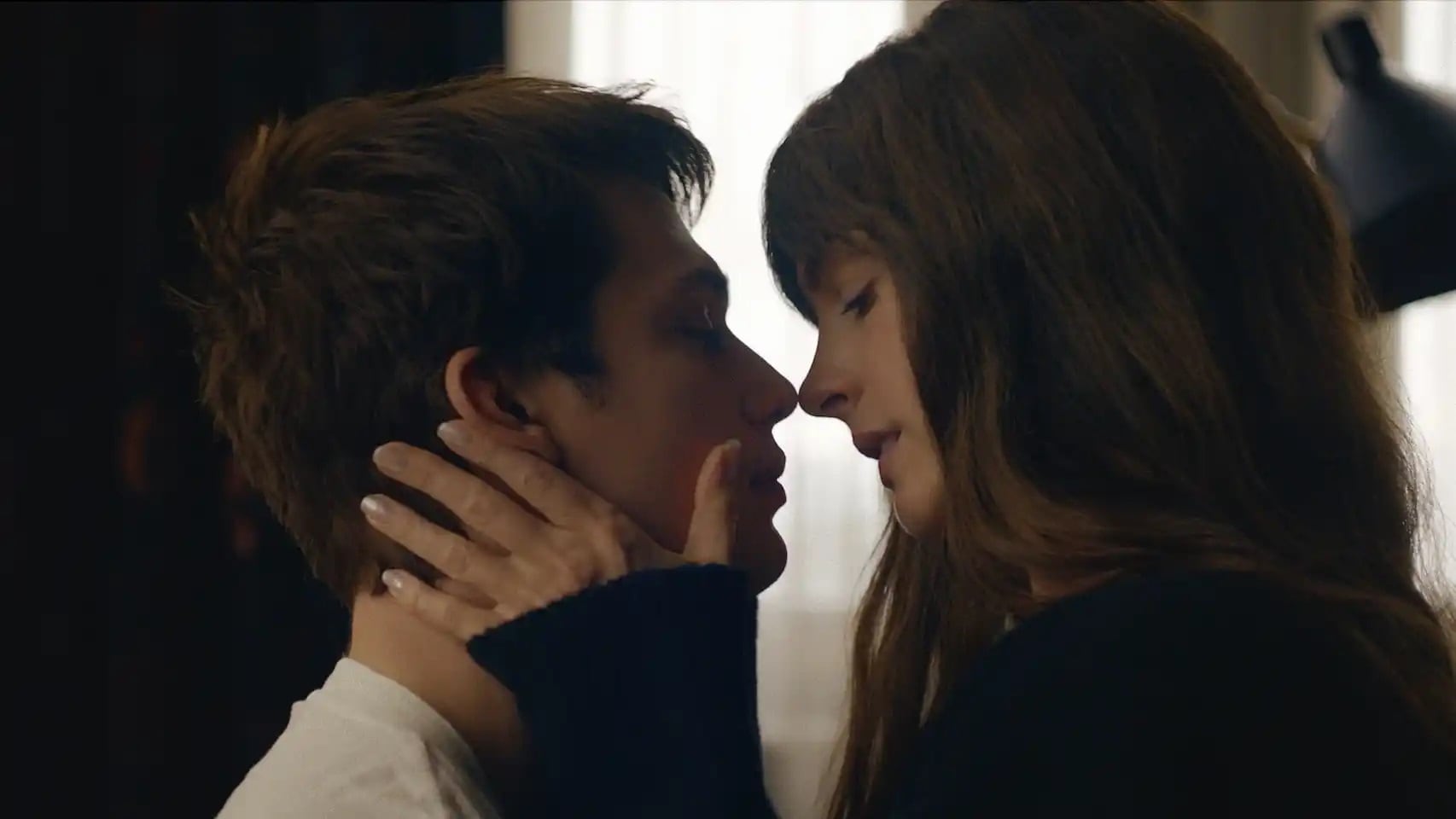 Nicholas Galitzine y Anne Hathaway, en 'La idea de tenerte'.