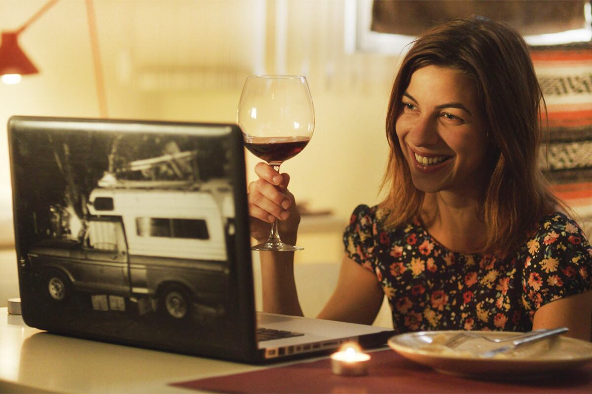 Natalia Tena, having dinner remotely with her partner, in a scene from the movie 'Long Distance' (2014).