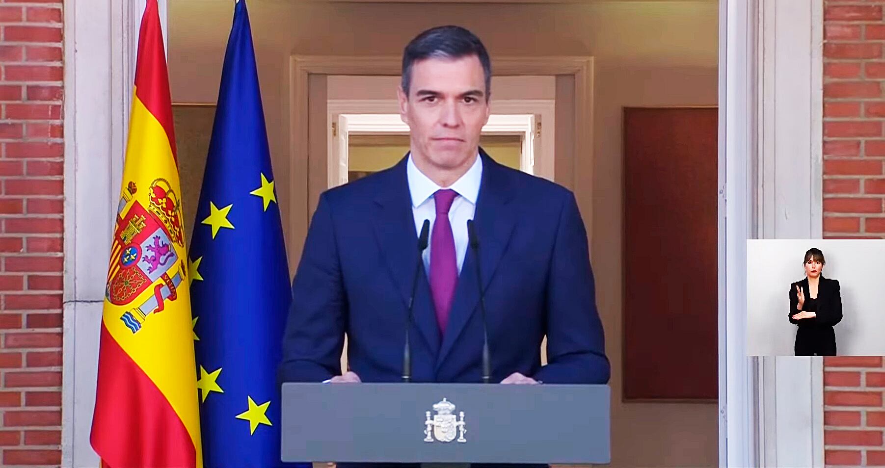 Pedro Sánchez speaking in La Moncloa, the seat of government.