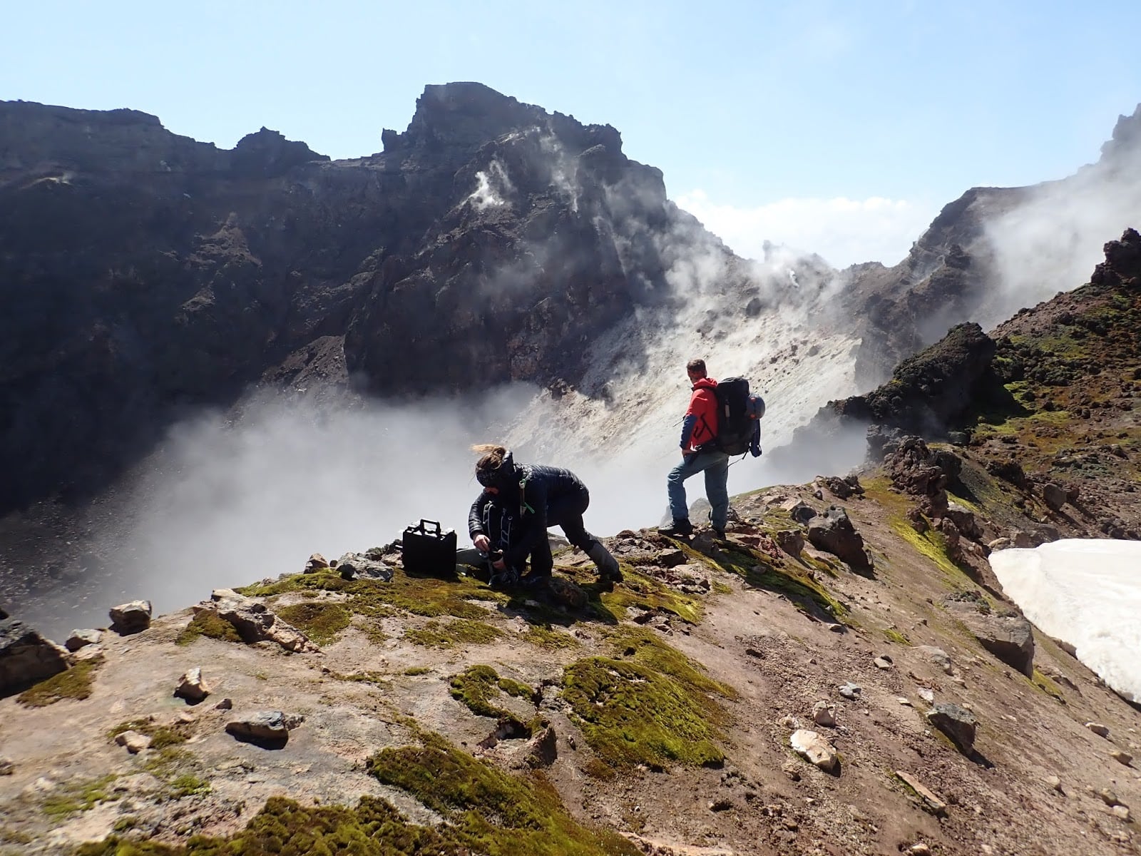 Dos científicos en el cráter de un volcán de la isla Bellinghausen.