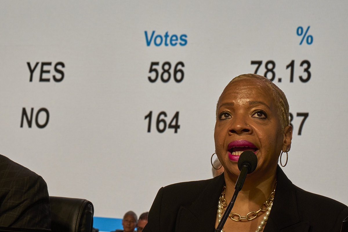 La Obispa Tracy Smith Malone examina los resultados de la votación de los/as delegados/as a favor de un plan de regionalización mundial, mientras preside una sesión legislativa de la Conferencia General de La Iglesia Metodista Unida en la ciudad de Charlotte, Carolina del Norte. El organismo votó 586 a 164 a favor de una enmienda para la constitución de la denominación, que ahora se presentará ante los/as votantes de la conferencia anual para su posible ratificación. Foto de Paul Jeffrey, Noticias de la MU.