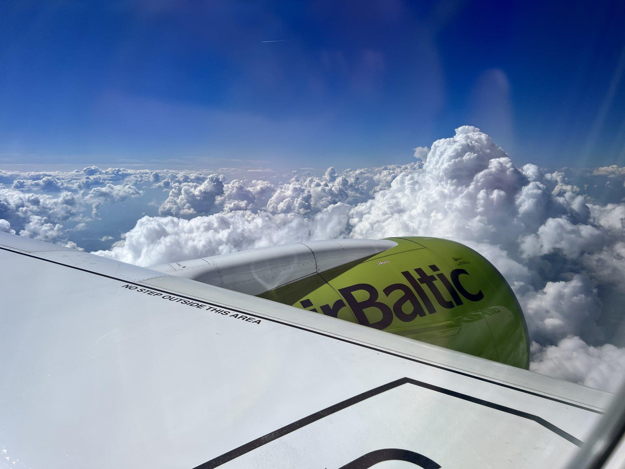 „AirBaltic“ prekiauja bilietais į lėktuvo reisus, vykdomus virš Rusijos teritorijos: ar tai nepavojinga?