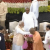 फूलों का गुलदस्‍ता लेकर अभिवादन करने पहुंचे योगी, मोदी ने कंधे पर जोर से थपथपा कर दिया बड़ा संदेश