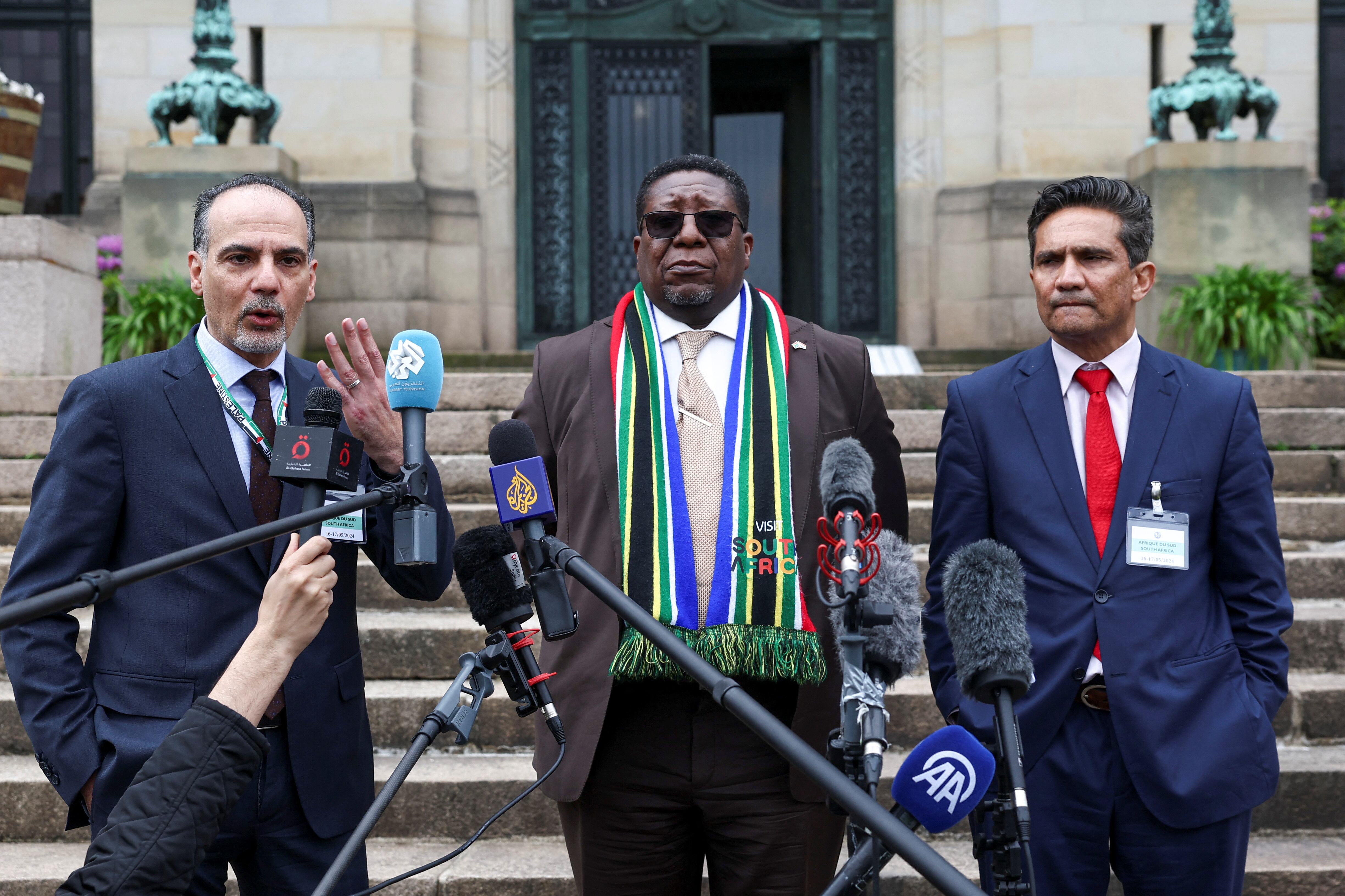 De izquierda a derecha: el ministro adjunto de Asuntos Multilaterales, de la Autoridad Nacional Palestina, Ammar Hijazi, el director de Relaciones Internacionales de Sudáfrica, Zane Dangor, y el embajador de Sudáfrica en los Países Bajos, Vusimuzi Madonsela, ante la sede del Tribunal Internacional de Justicia, este viernes 24 de mayo en La Haya.