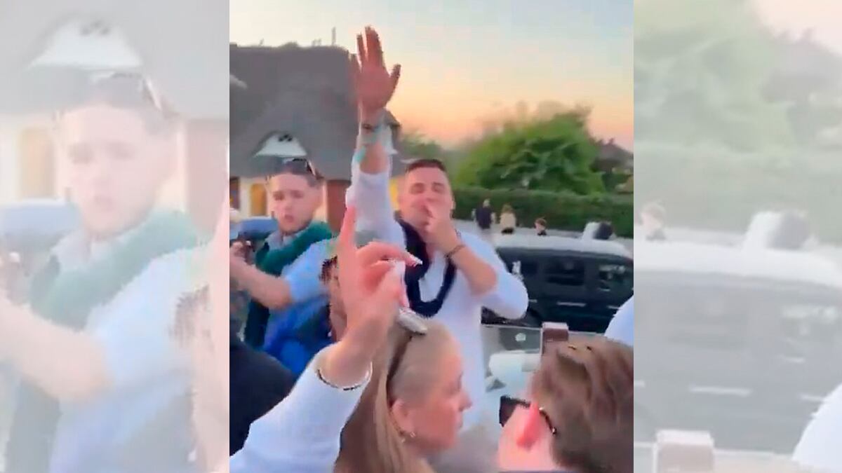 Imagen del vídeo en el que un joven hace aparentemente el saludo hitleriano, en medio de cánticos racistas, en una fiesta en la isla alemana de Sylt.