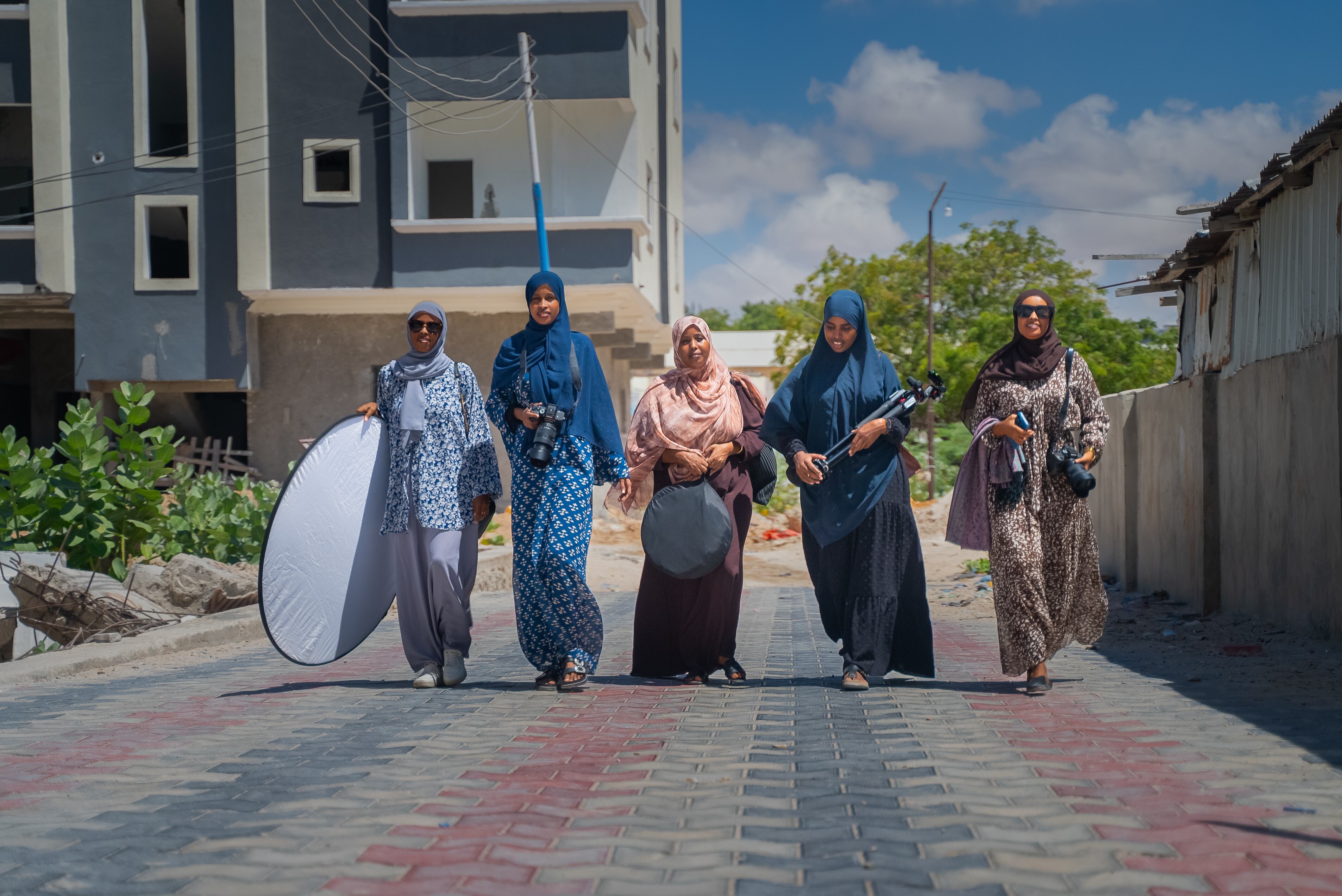 De izquierda a derecha, Farhia Mohamed Hussien, Shukri Mohamed Abdi, Naima Saaed Salah, Kiin Hassan Fakat e Hinda Abdi Mohamoud, cinco de las integrantes de 'Bilan', un medio somalí formado solo por mujeres.