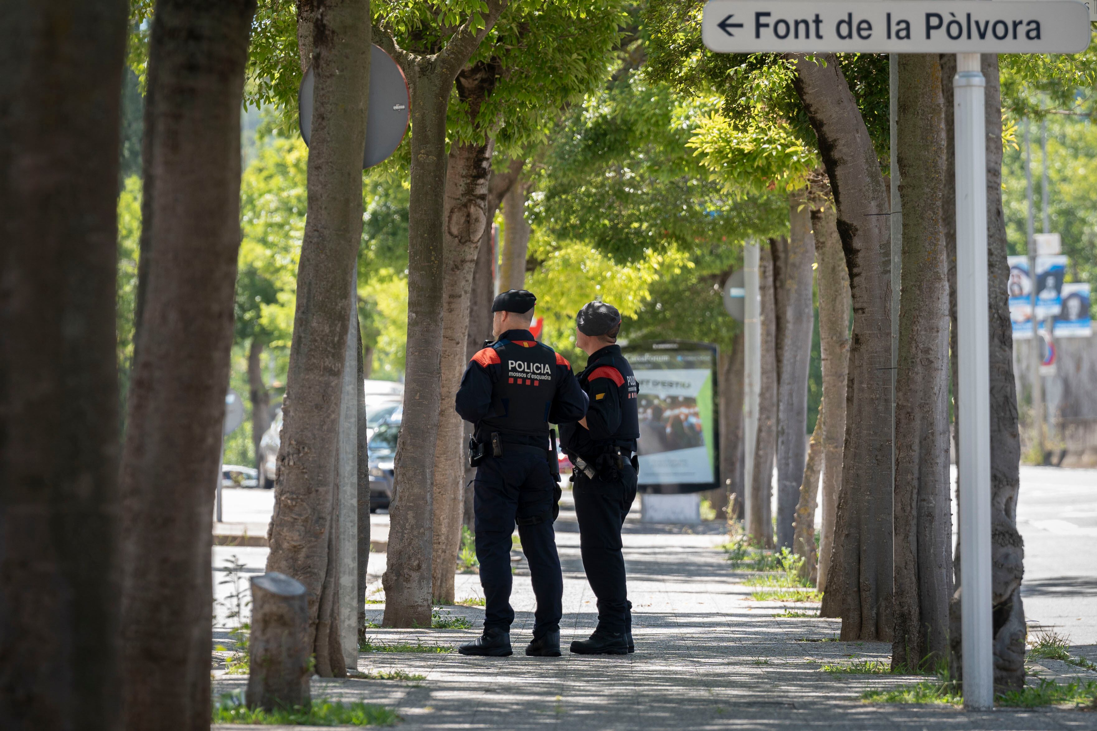 Agentes de los Mossos delante del barrio de Font de la Pòlvora de Girona, donde mantienen un dispositivo de seguridad en el barrio después del doble crimen.