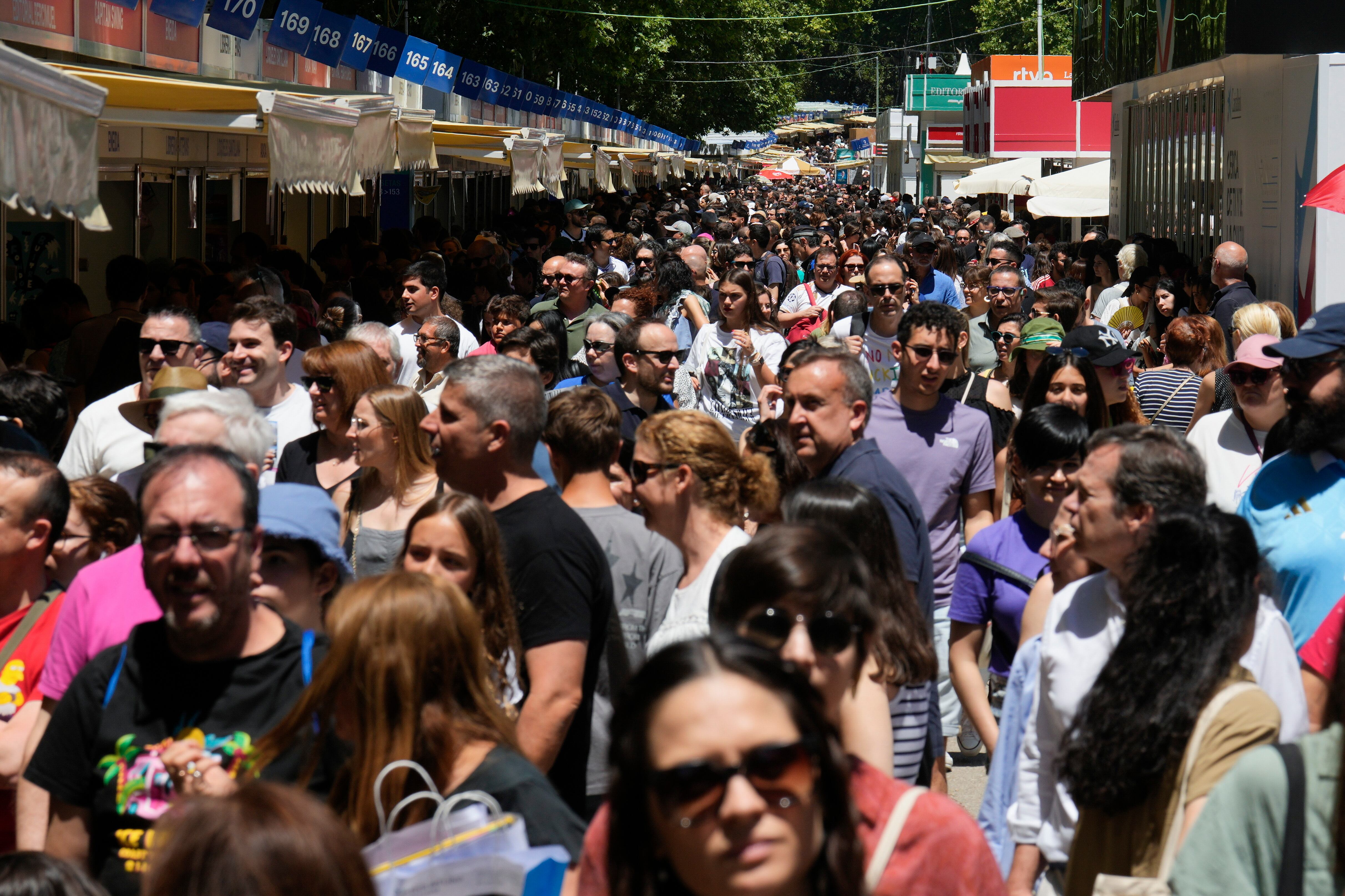 Centenares de personas pasean por la 83 edición de la Feria del Libro, el 1 de junio de 2024.