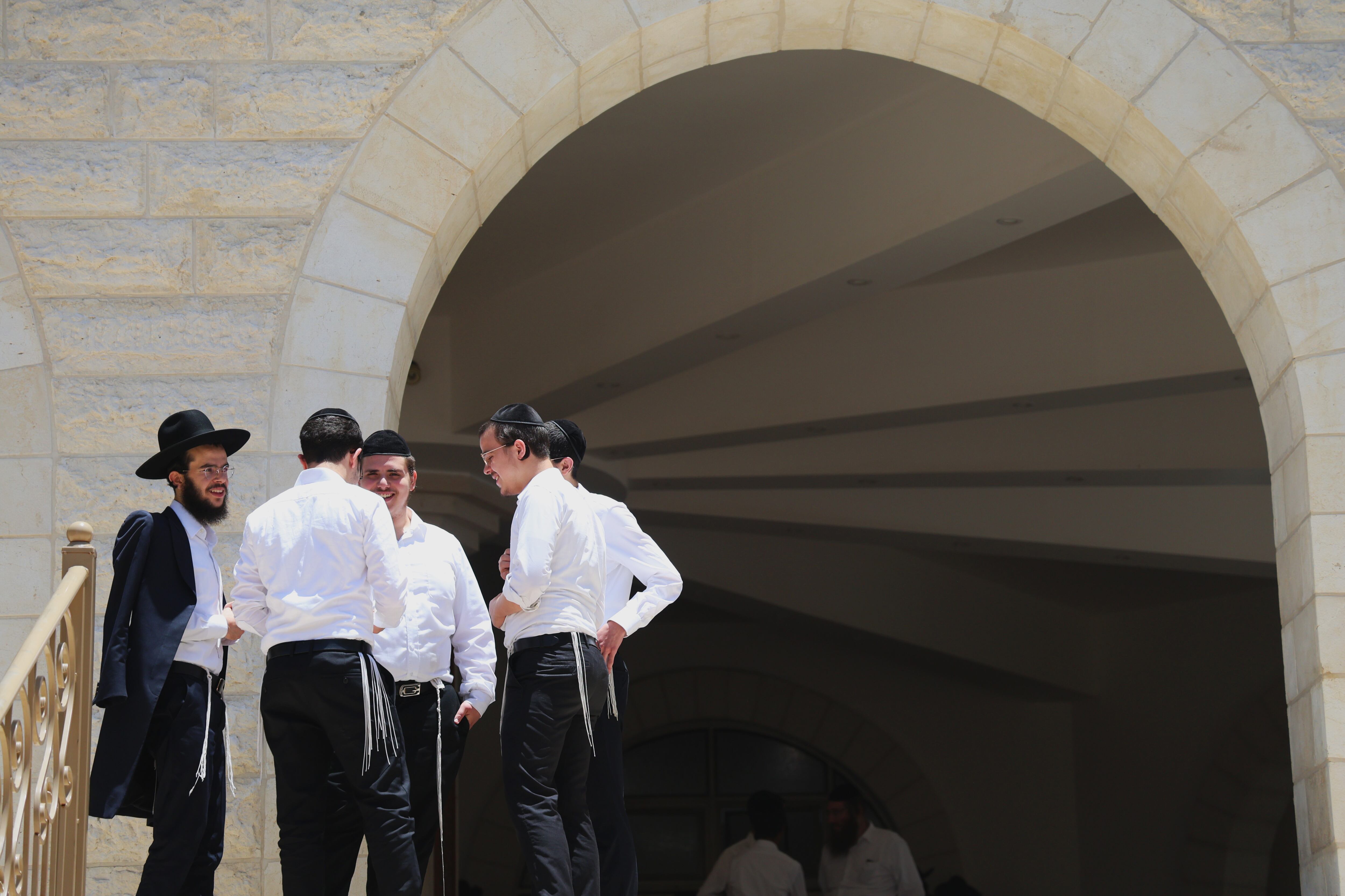 Unos estudiantes jaredíes en la entrada de la yeshiva (escuela religiosa) Slabodka, este miércoles en Bnei Brak.