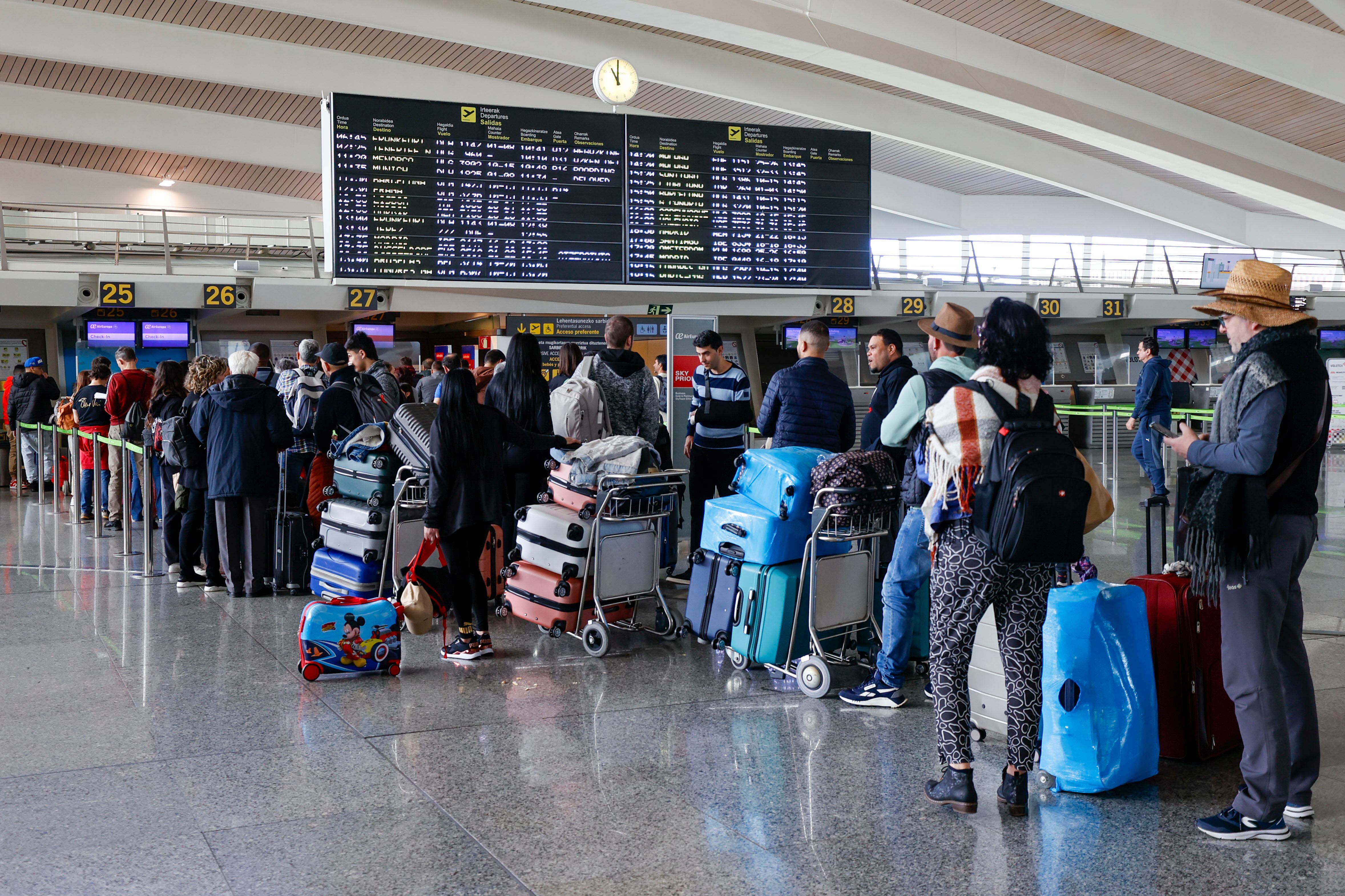 Viajeros en el aeropuerto de Loiu (Bizkaia), en una imagen de archivo.