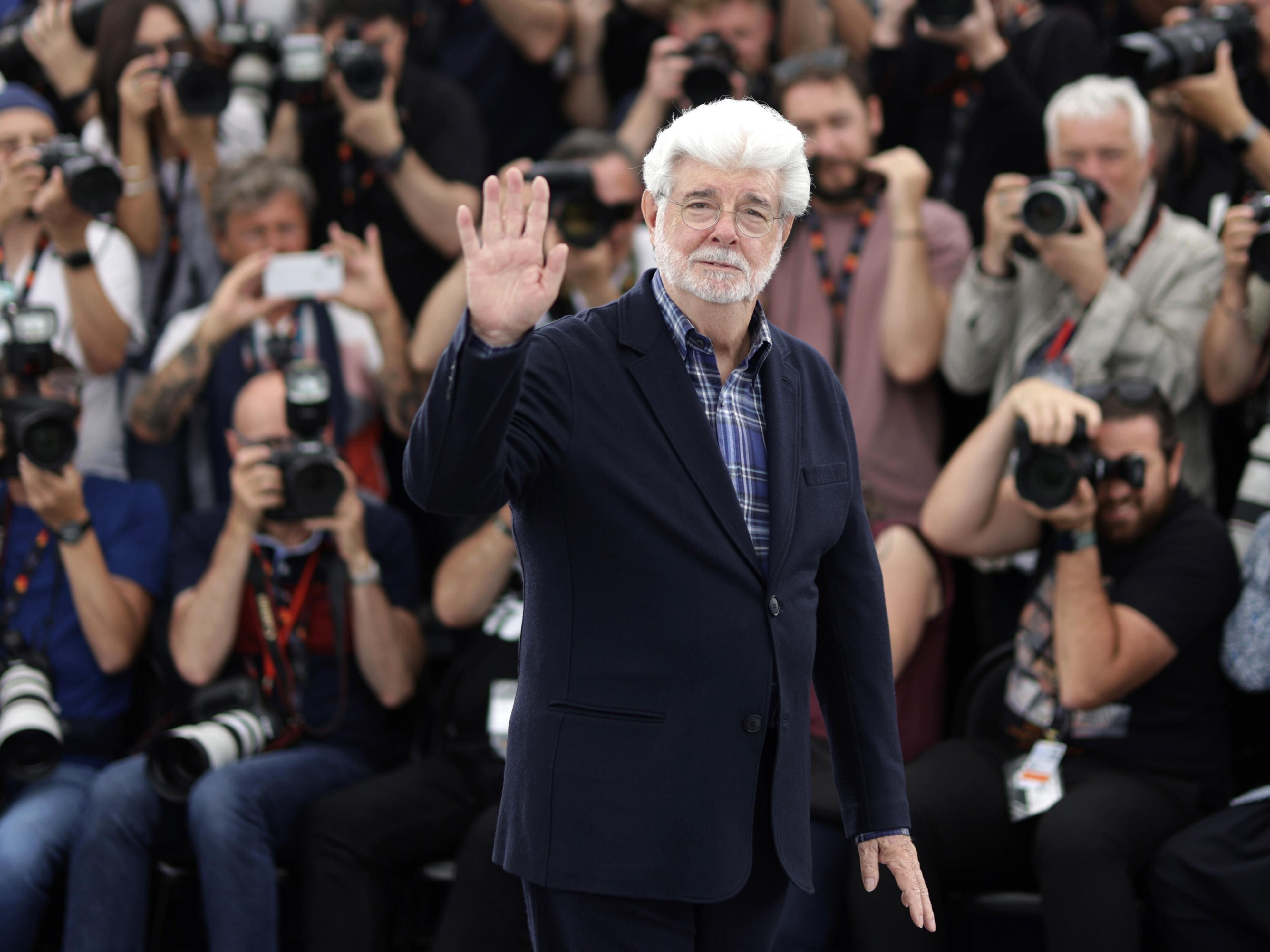 George Lucas saluda durante el 'photocall' en Cannes.