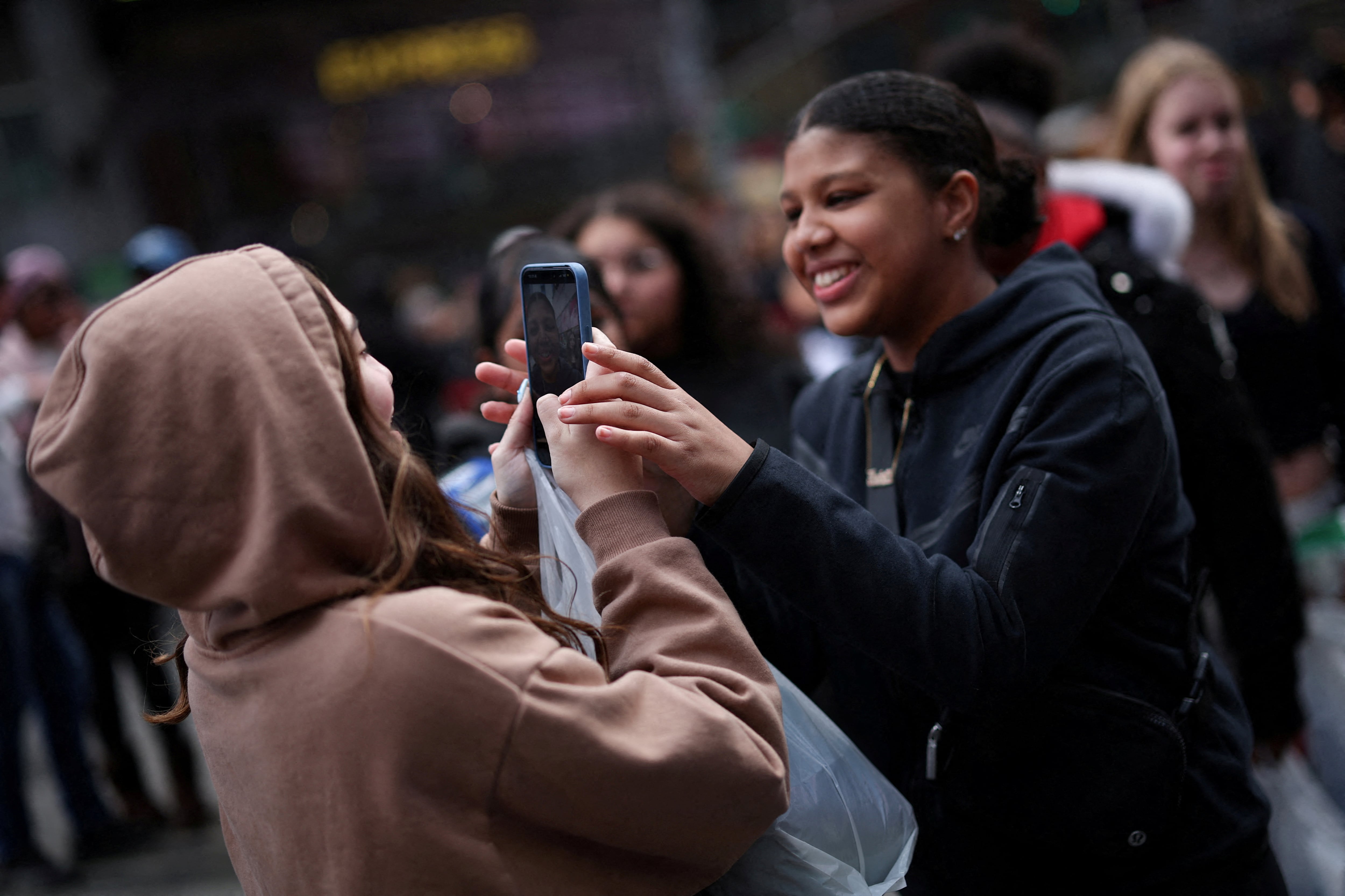 Una joven hace un vídeo de sus amigas para colgarlo en TikTok en Times Square (Nueva York, EE UU) este mes de marzo.