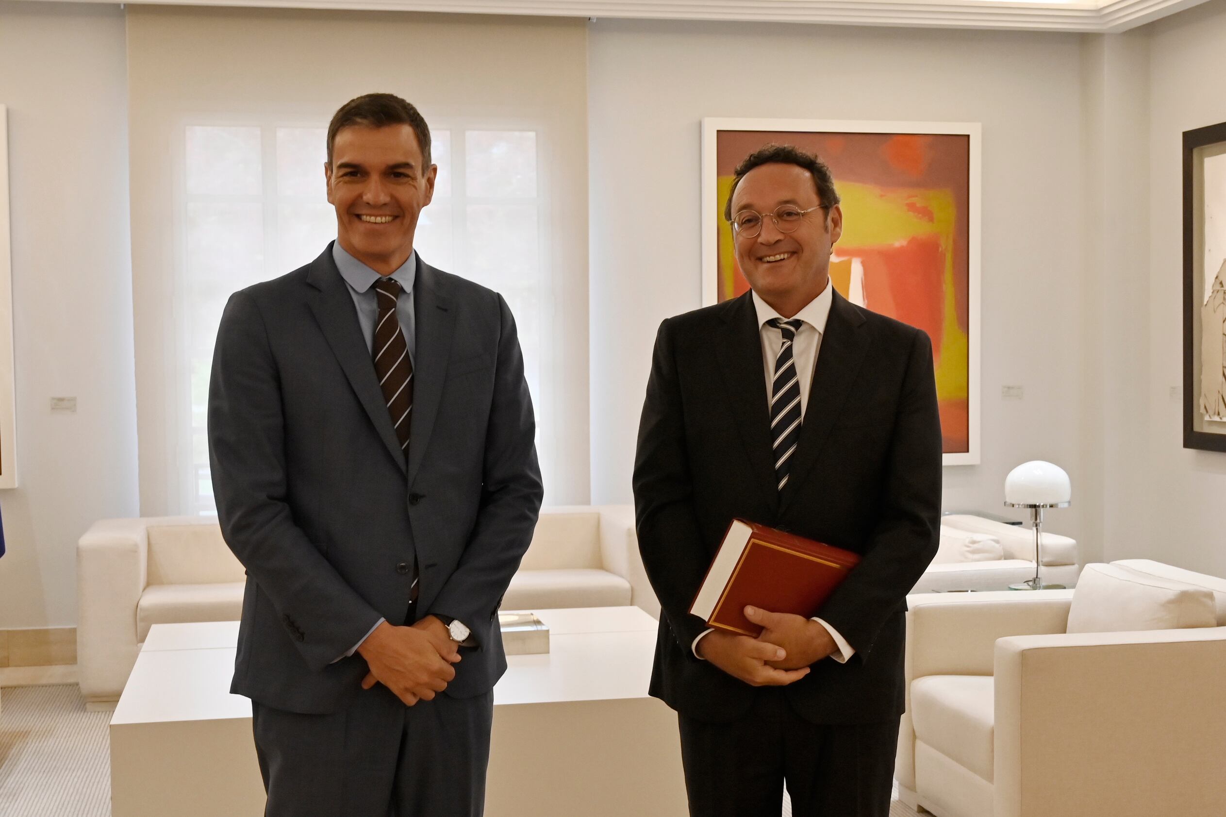 El presidente del Gobierno en funciones, Pedro Sánchez (izquierda), se reúne con el fiscal general del Estado, Álvaro García Ortiz, este miércoles en el Palacio de la Moncloa.