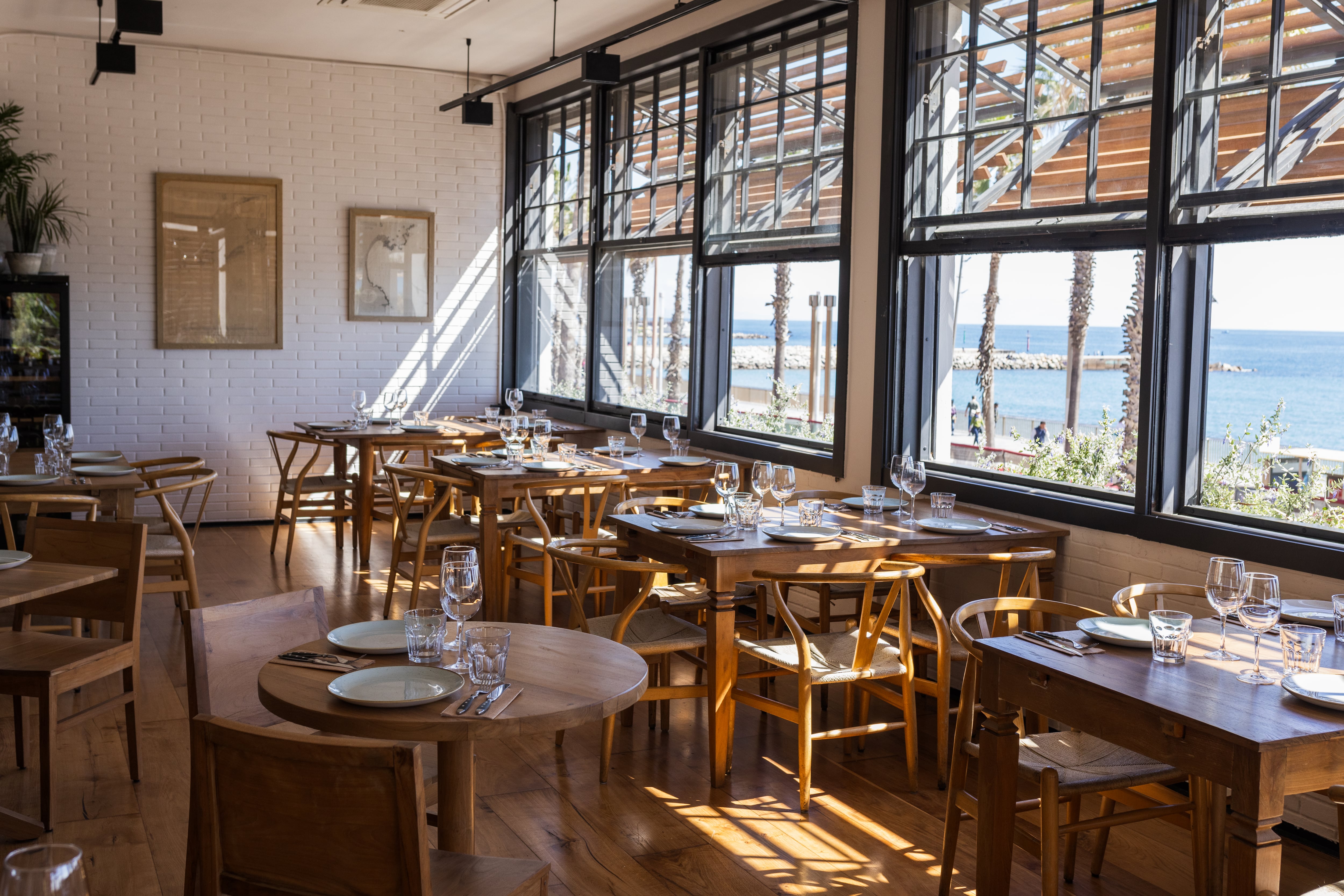 El menjador del restaurant Barraca, situat a la Barceloneta.