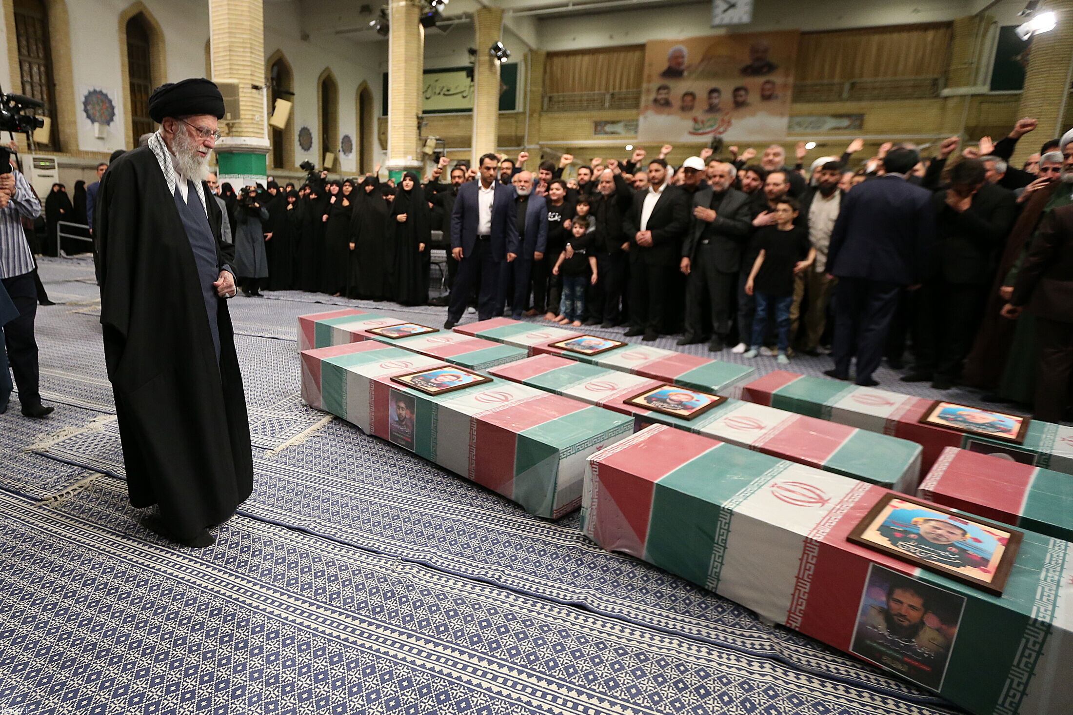 The supreme leader of Iran, Ayatollah Ali Khamenei, before the coffins of the seven members of the Revolutionary Guard killed in an Israeli bombing in Damascus.