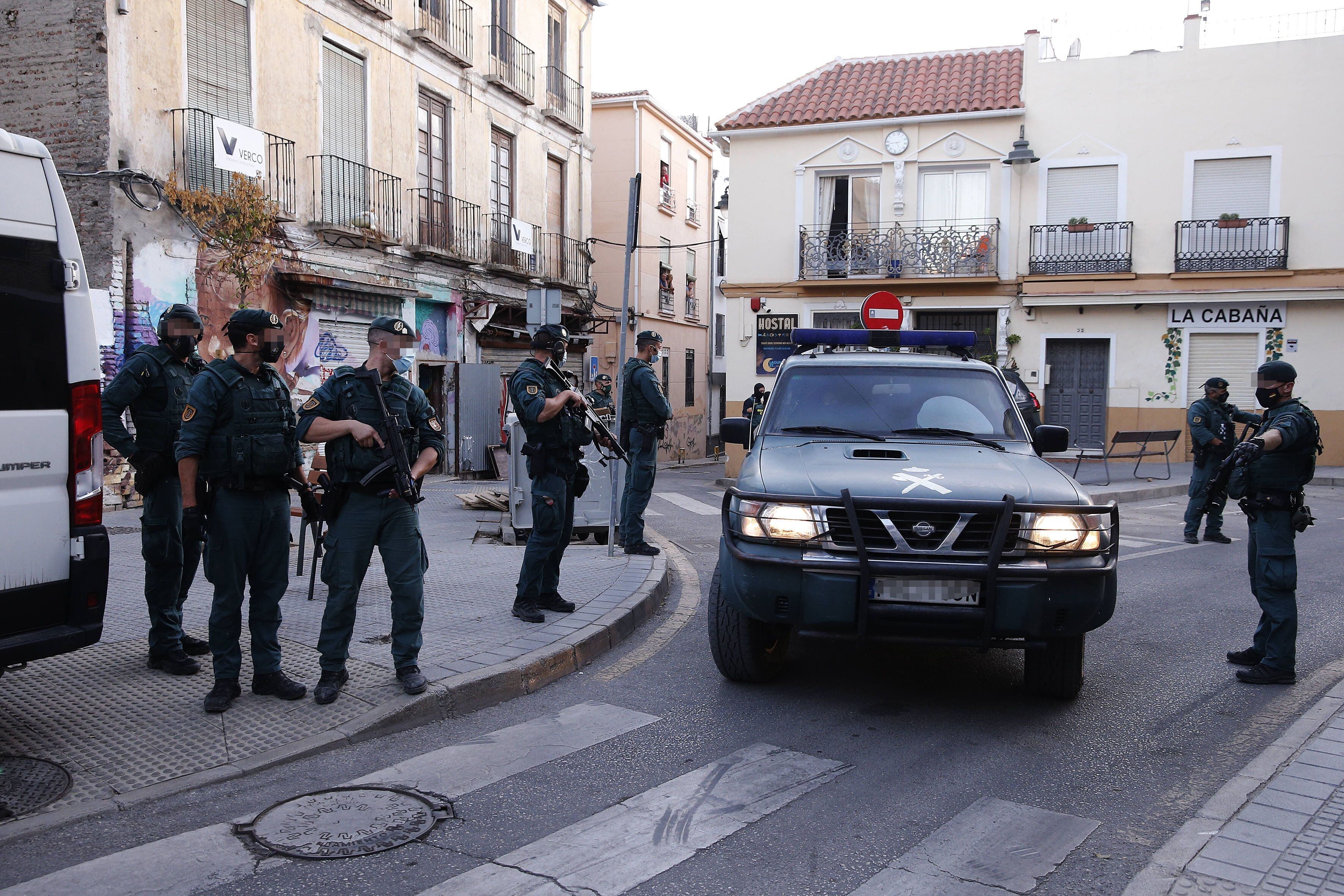 Un vehículo de la Guardia Civil transporta a un detenido en una operación yihadista en Málaga, en 2021.