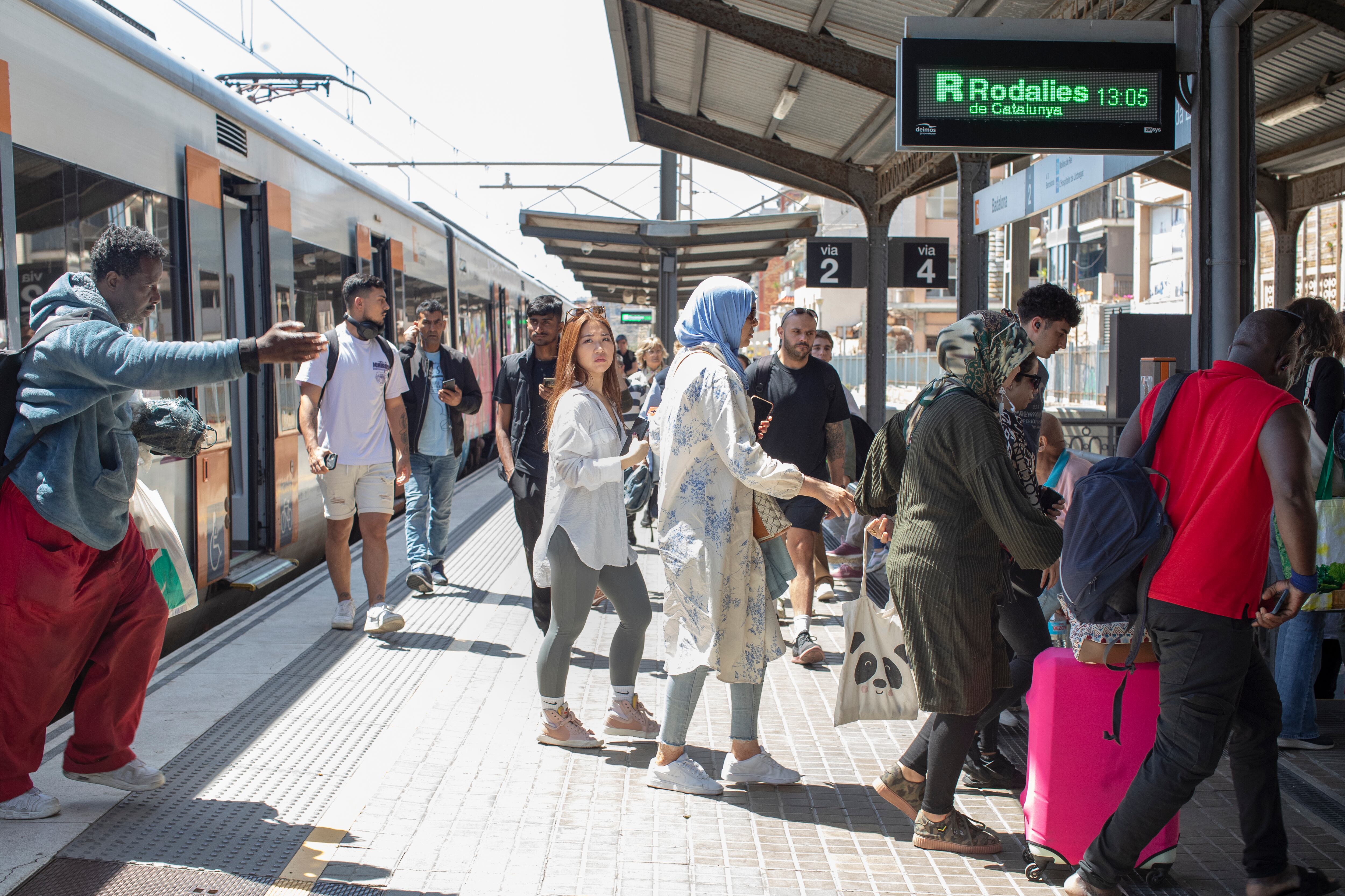 Viajeros afectados por la paralización de Rodalies después del robo de cobre el pasado 12 de mayo.