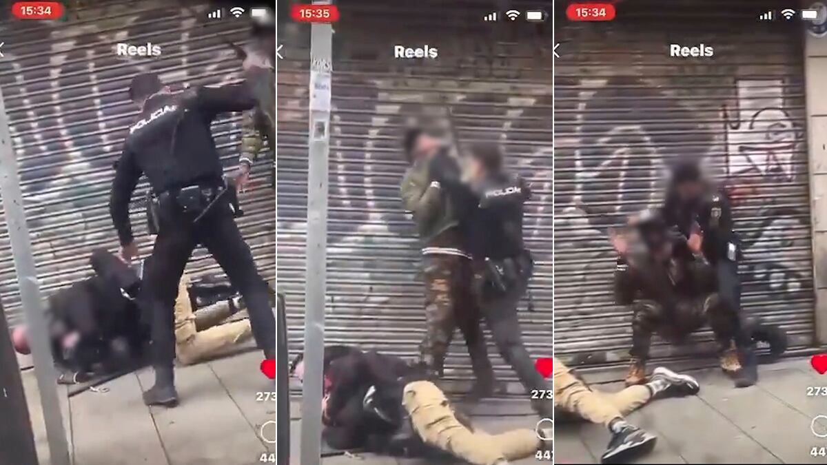 Captura del polémico vídeo en el que un policía nacional agrede a un senegalés en el madrileño barrio de Lavapiés.