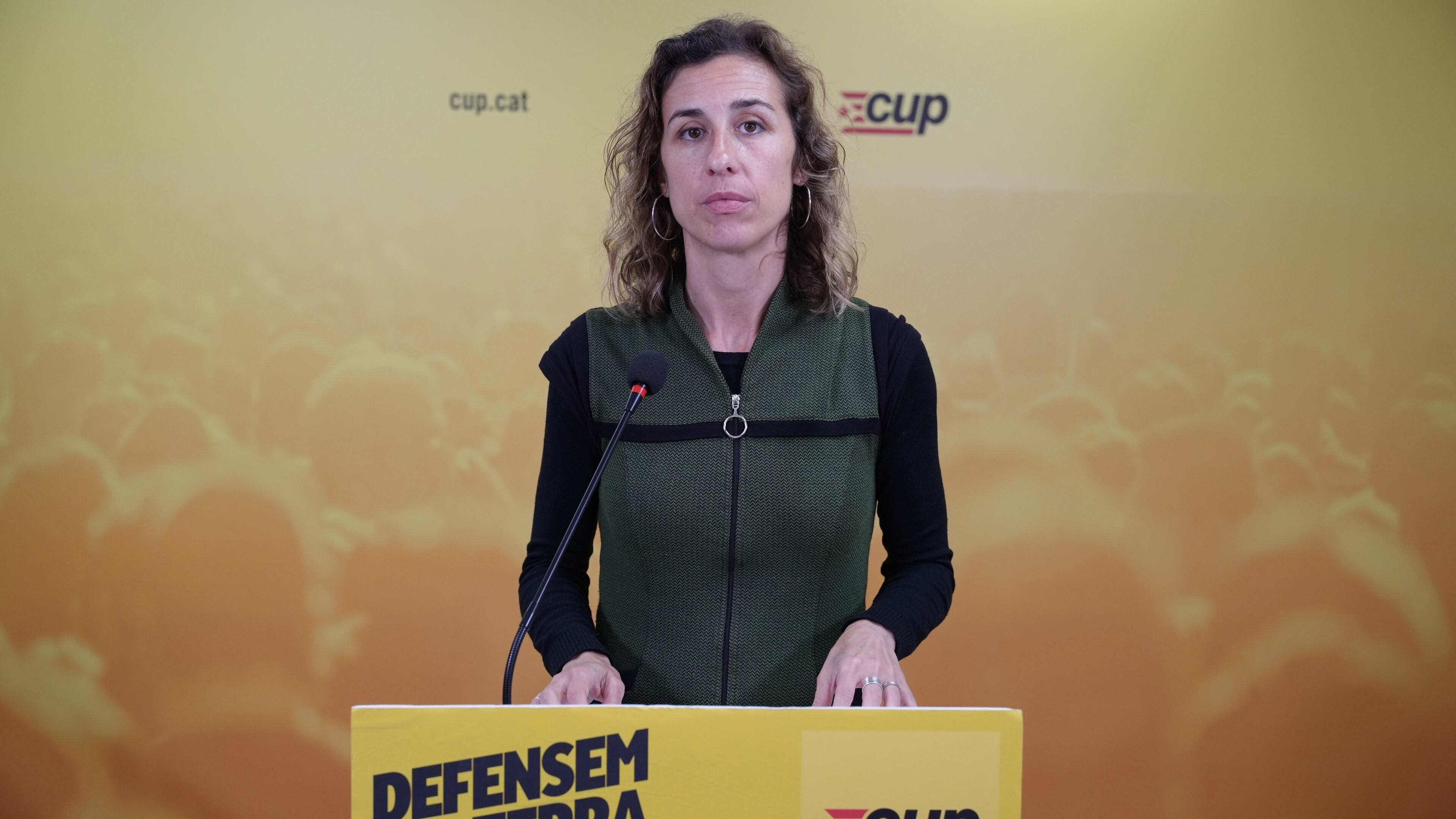 La candidata de la CUP a las elecciones catalanas, Laia Estrada, en una rueda de prensa en la sede de su partido, el 29 de abril de 2024.

Acusa a los socialistas de infiltrar policías en movimientos sociales y espiar a sus adversarios

POLITICA 
CUP