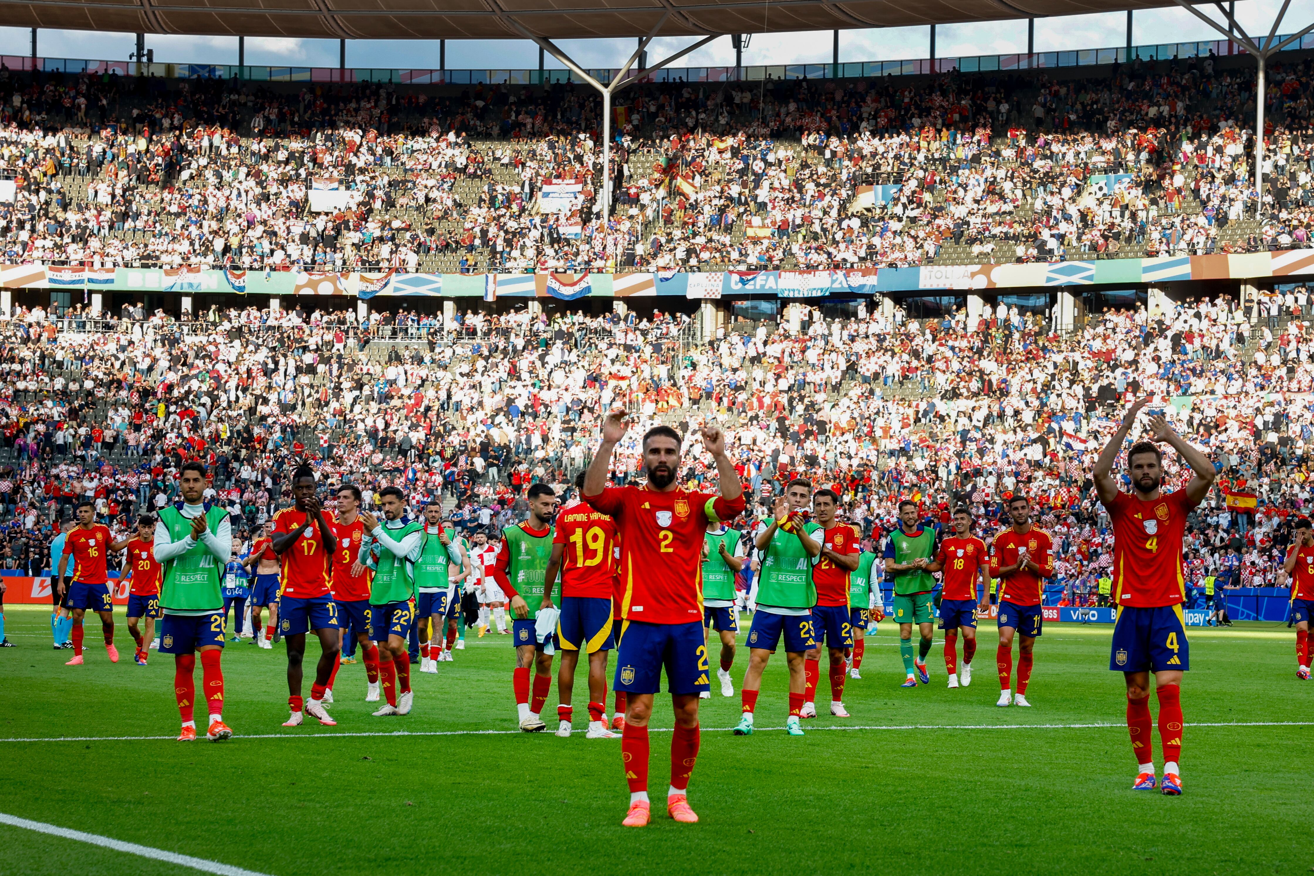 BERLÍN (ALEMANIA), 15/06/2024.- Los defensas de la selección española Dani Carvajal (c) y Nacho Fernández agradecen el apoyo a la afición tras el partido del grupo B de la Eurocopa 2024 entre España y Croacia, este sábado en el Estadio Olímpico de Berlín, Alemania. EFE/J.J. Guillén
