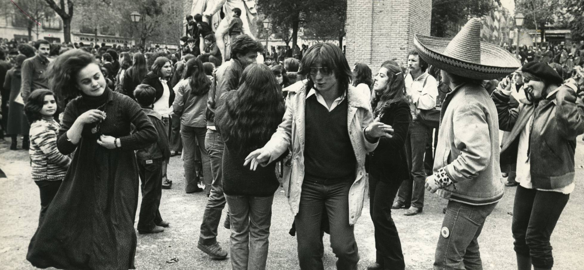 Jóvenes en la verbena en la plaza del Dos de Mayo, en Malasaña, Madrid, en 1978.