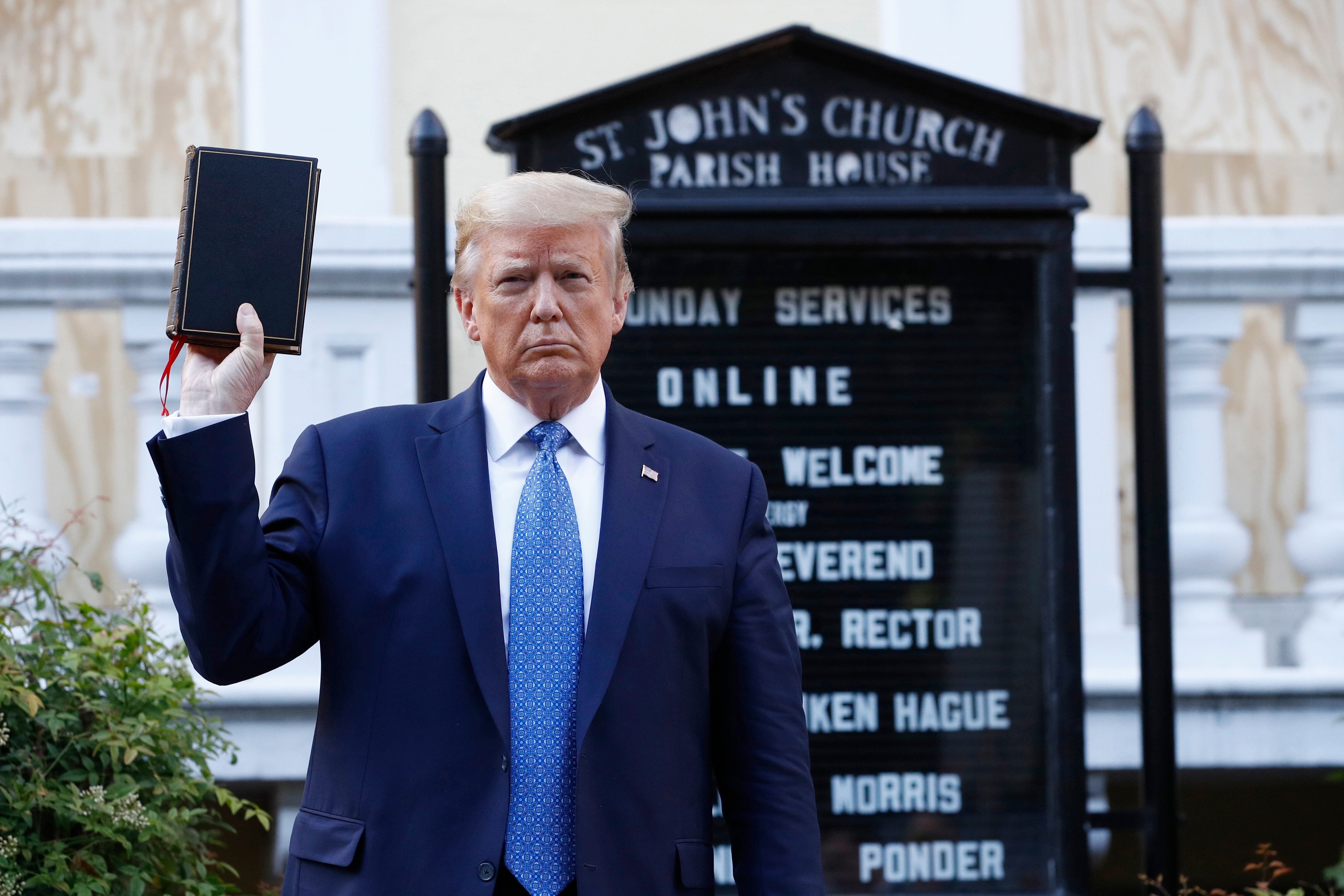 Donald Trump, sosteniendo una Biblia delante de la iglesia de St. John, frente a la Casa Blanca, Washington, el 1 de junio de 2020.