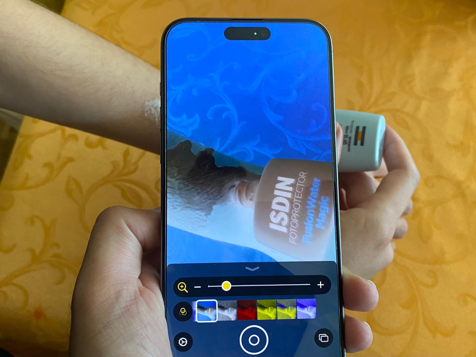 La lupa del iPhone sirve para saber si la crema solar se está aplicando correctamente.