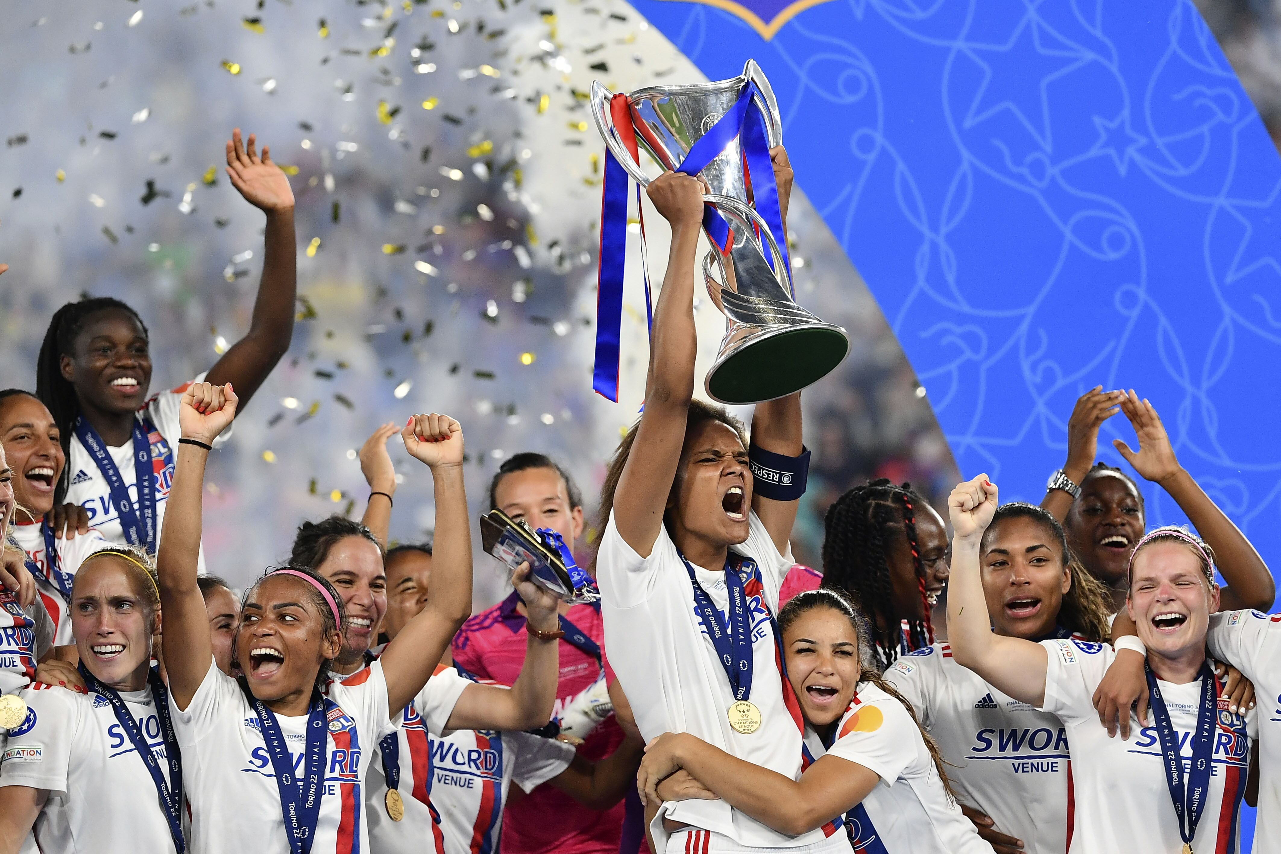 Renard, la capitana del Lyon, levanta el trofeo de la Champions el 21 de mayo de 2022 en el Juventus Stadium (Turín) tras derrotar al Barça.
