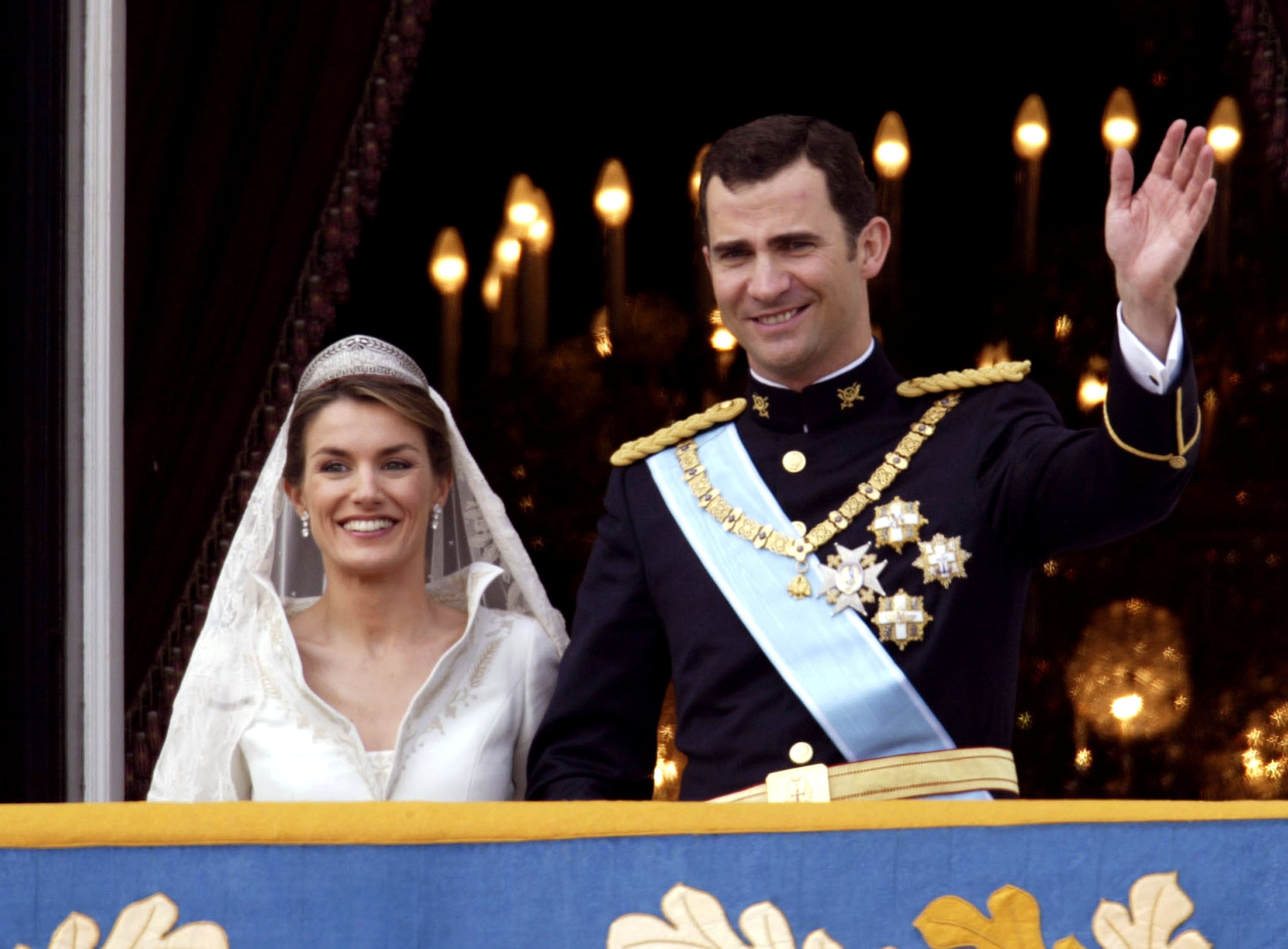 Los reyes Felipe y Letizia, entonces príncipes, el día de su boda, el 22 de mayo de 2004, saludando desde la catedral de la Almudena, en Madrid.