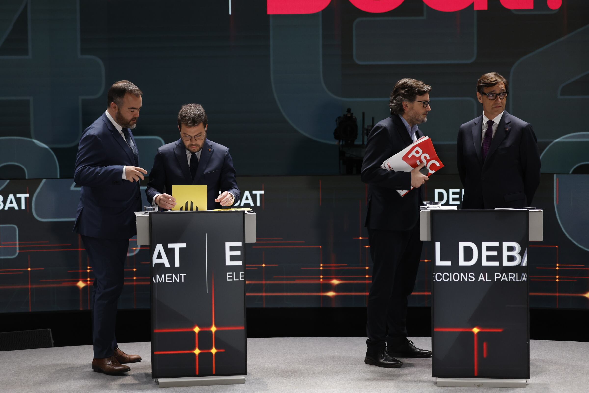 El líder de ERC, Pere Aragonès, y el líder del PSC, Salvador Illa, en el debate electoral de TV3.