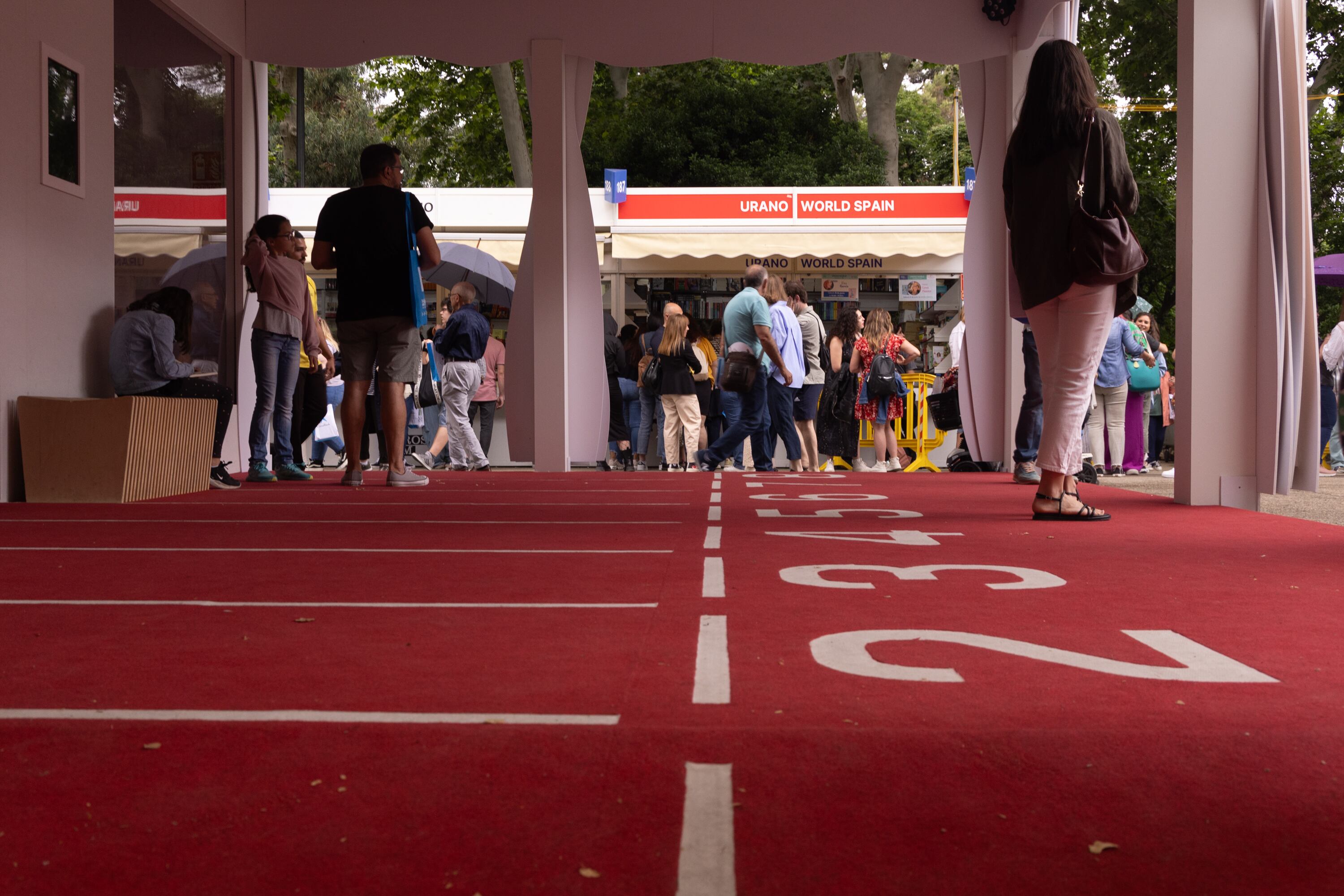 El pabellón de la Comunidad de Madrid en la 83 Feria del Libro simula una pista de atletismo.