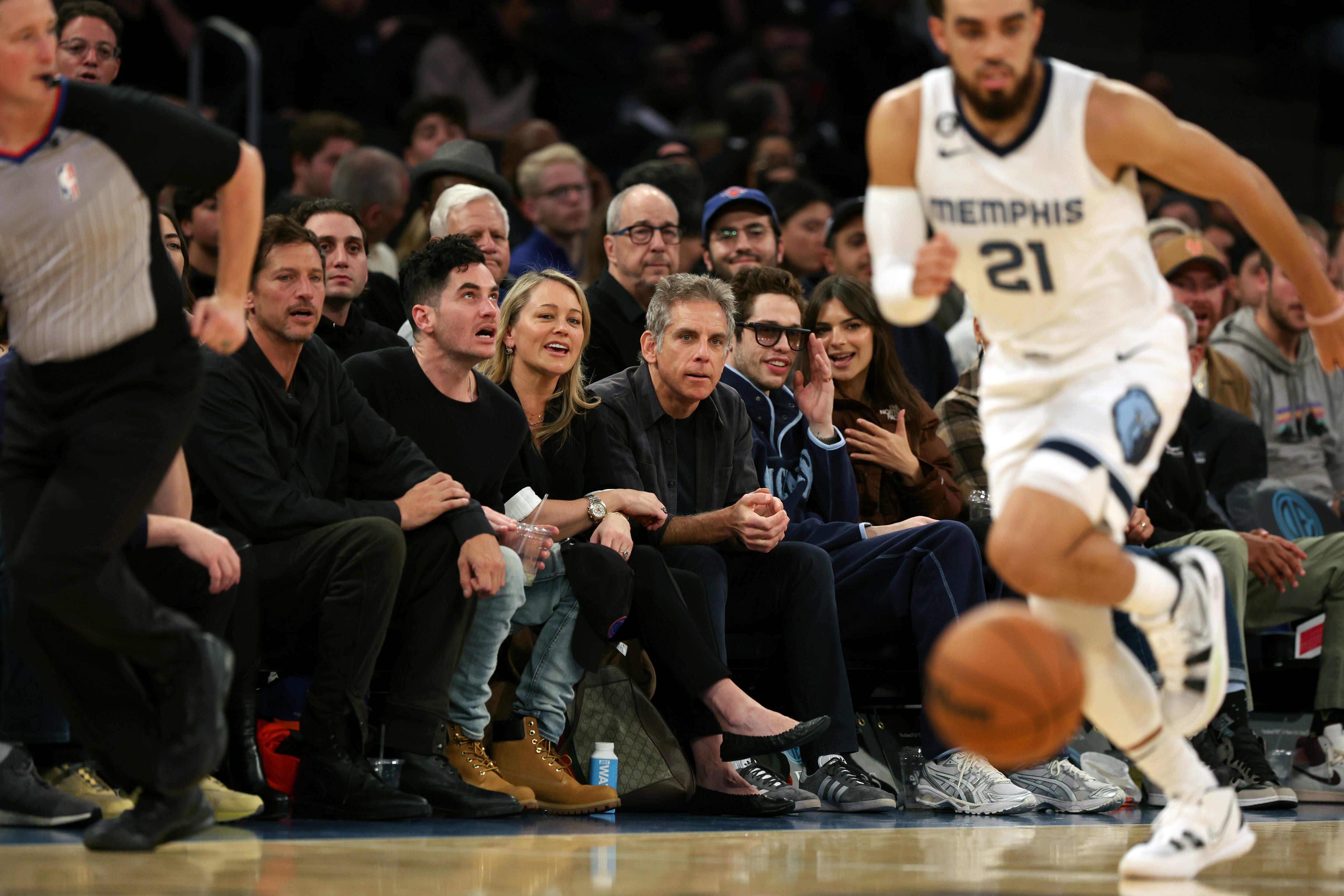 Christine Taylor, Ben Stiller, Pete Davidson and Emily Ratajkowski in the first row of Madison Square Garden, during a game between the Memphis Grizzlies and the New York Knicks, on November 27, 2023.