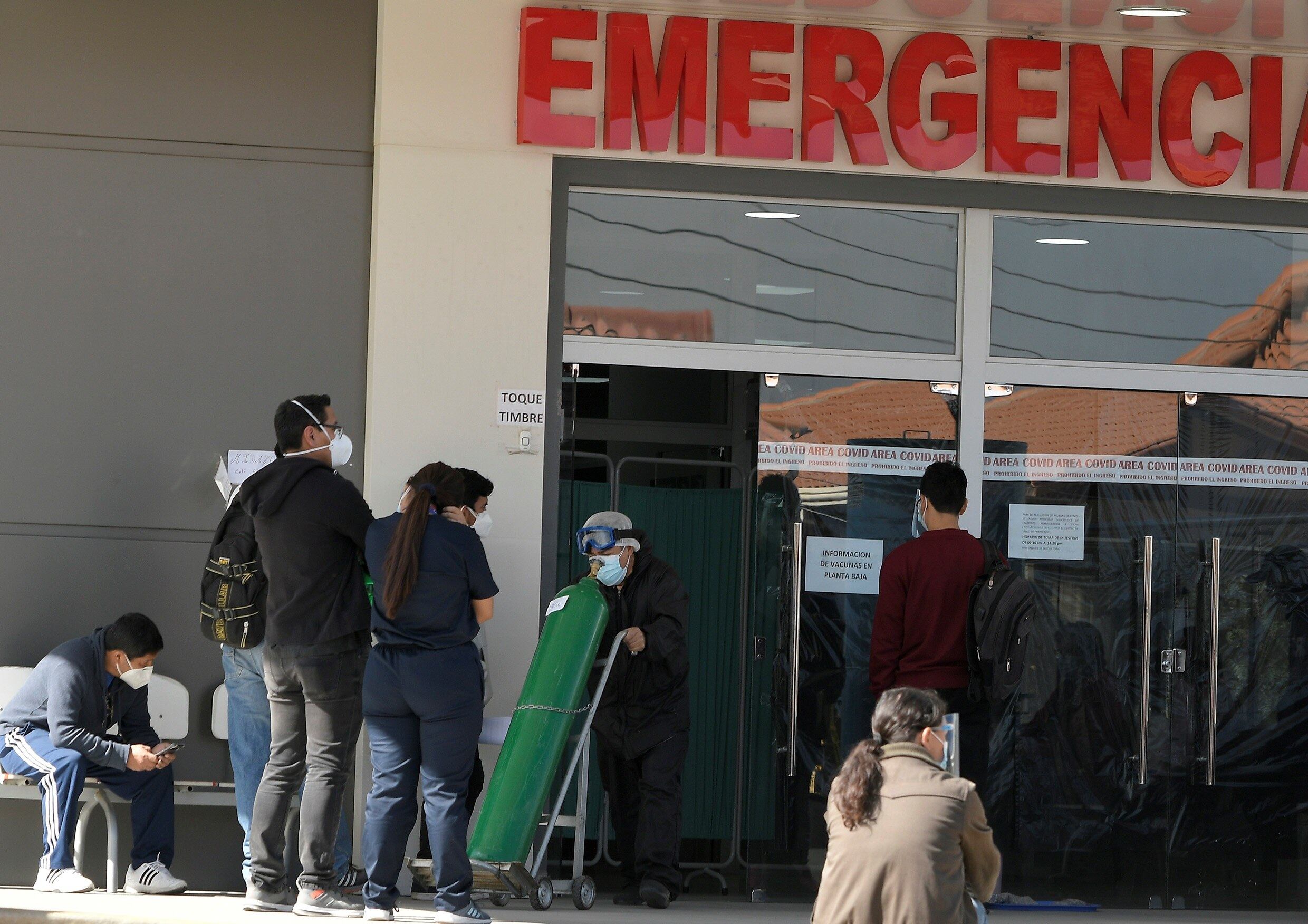 Familiares de pacientes de covid-19 esperan afuera del Hospital del Norte, en Cochabamba, el 1 de junio.