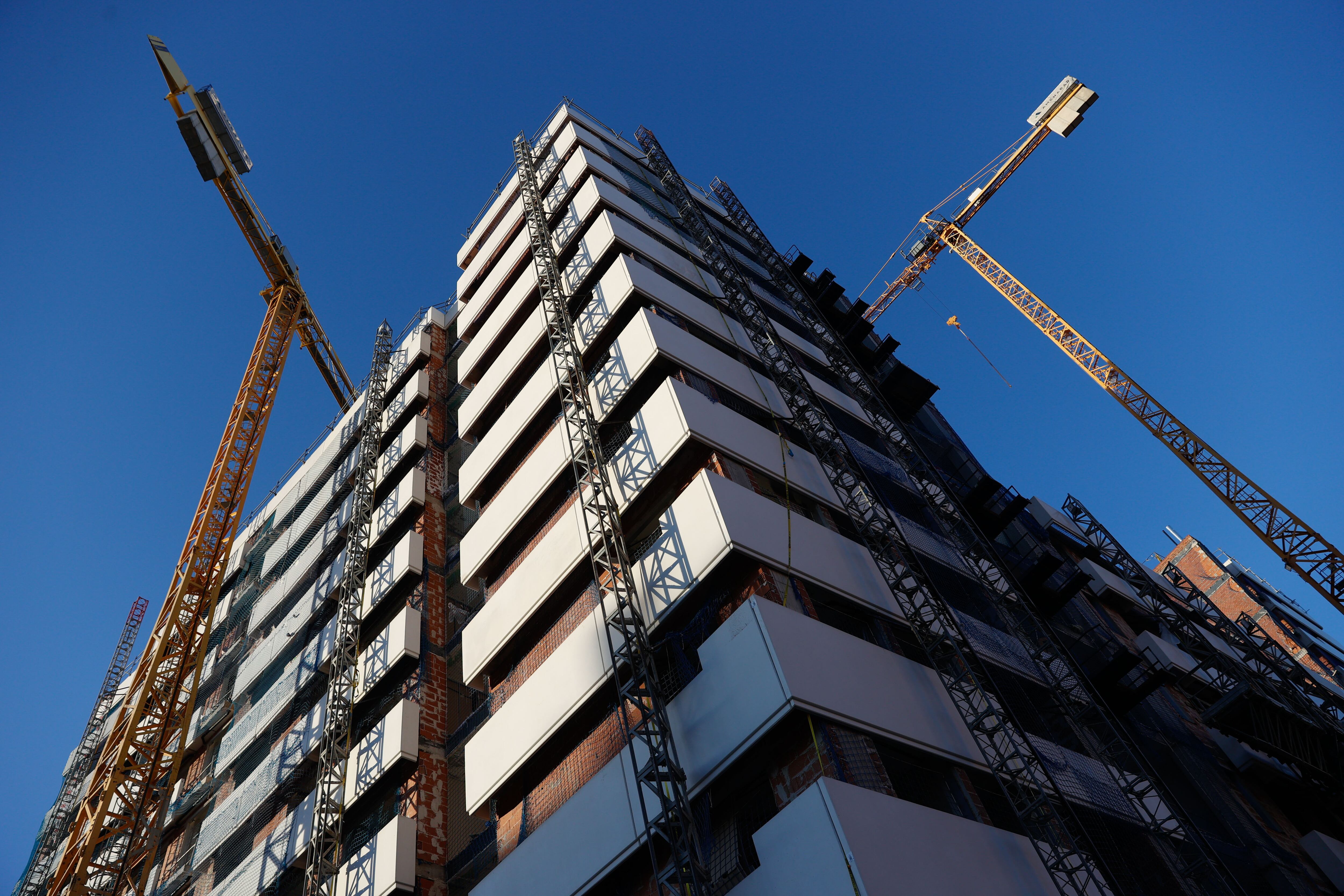 Vista de un bloque de viviendas en construcción en la calle San Epifanio el barrio Imperial de Madrid, cerca del antiguo estadio Vicente Calderón.